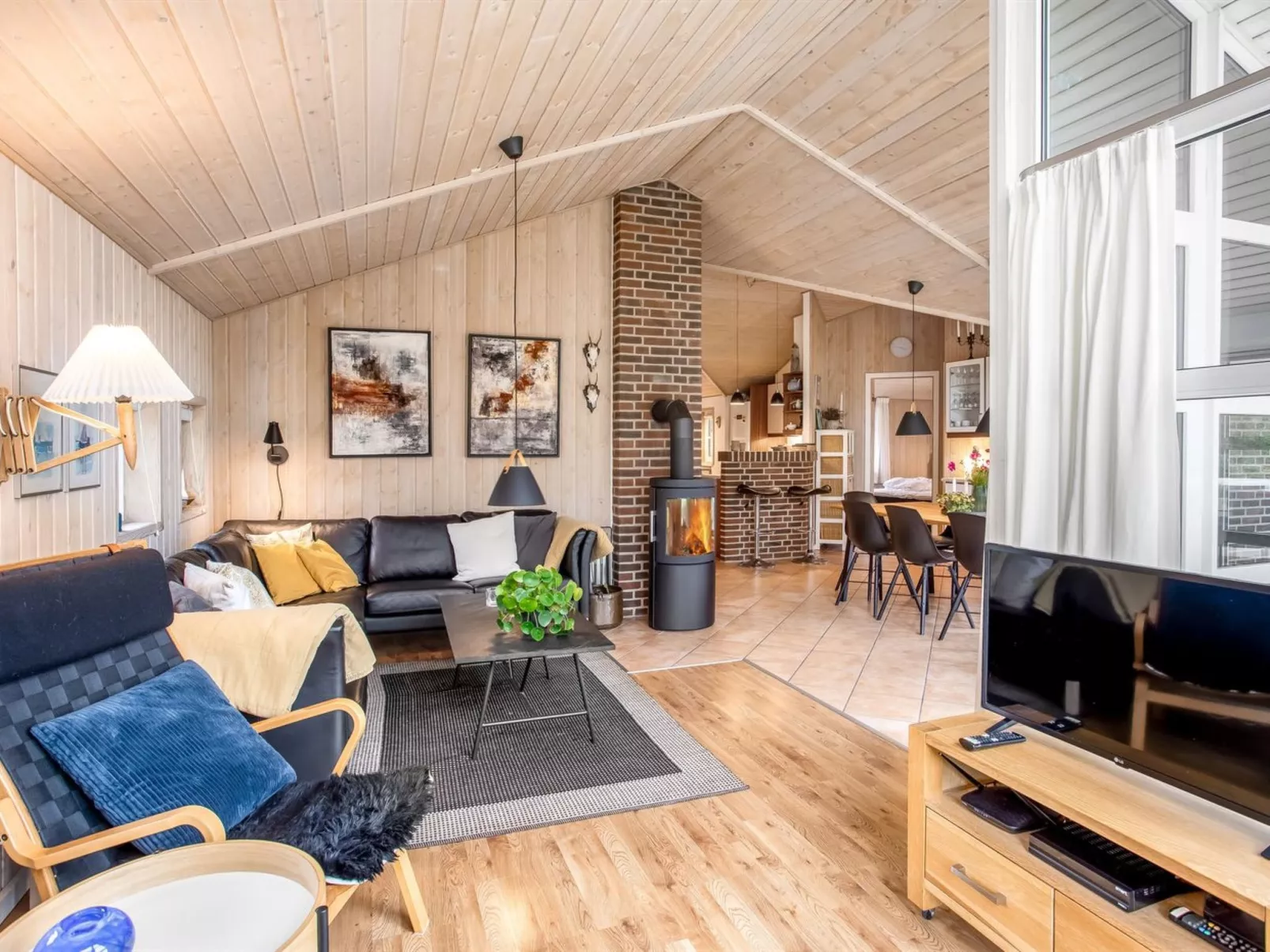 "Ronna" - 2.2km from the sea-Inside