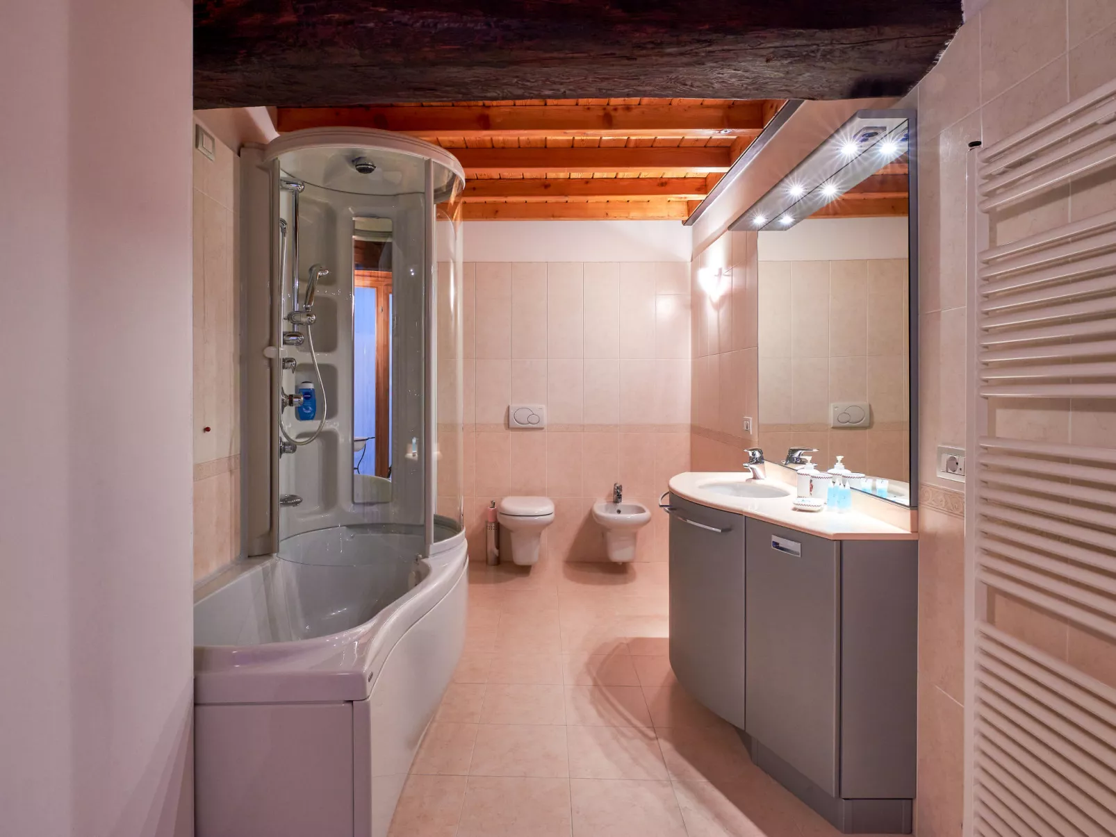 La Cascina-Inside