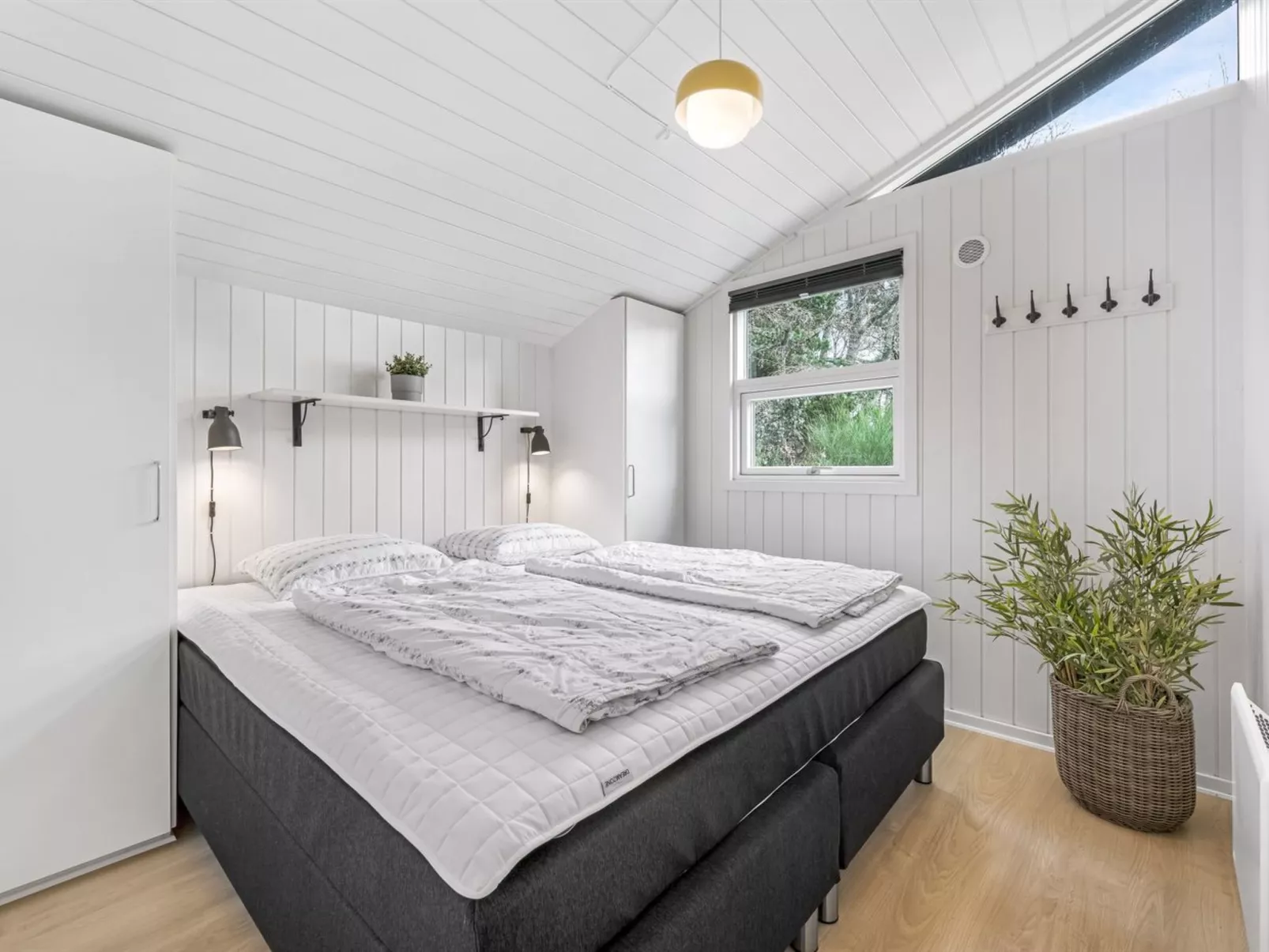 "Liviana" -  from the sea-Drinnen