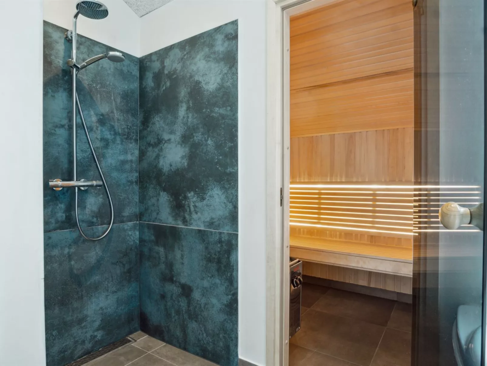 "Stygg" - 75m from the sea-Inside