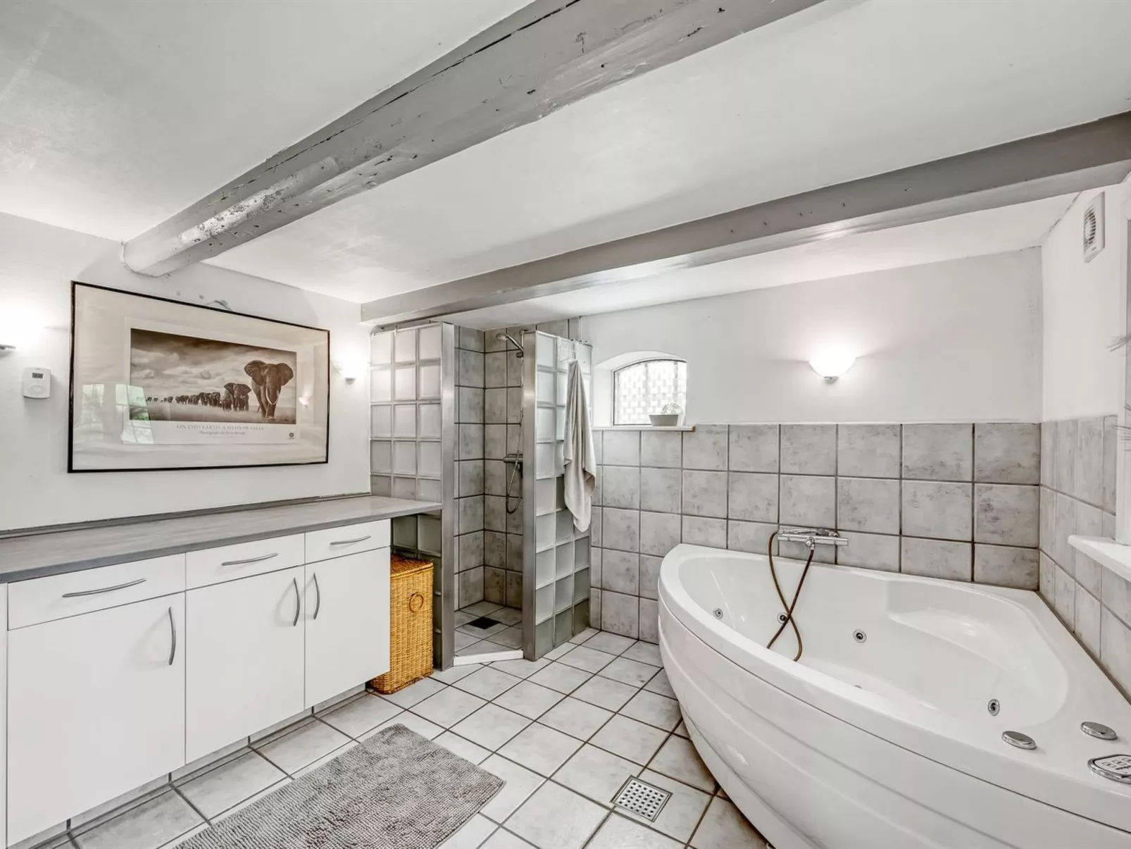 "Wiss" - 4.1km from the sea-Inside