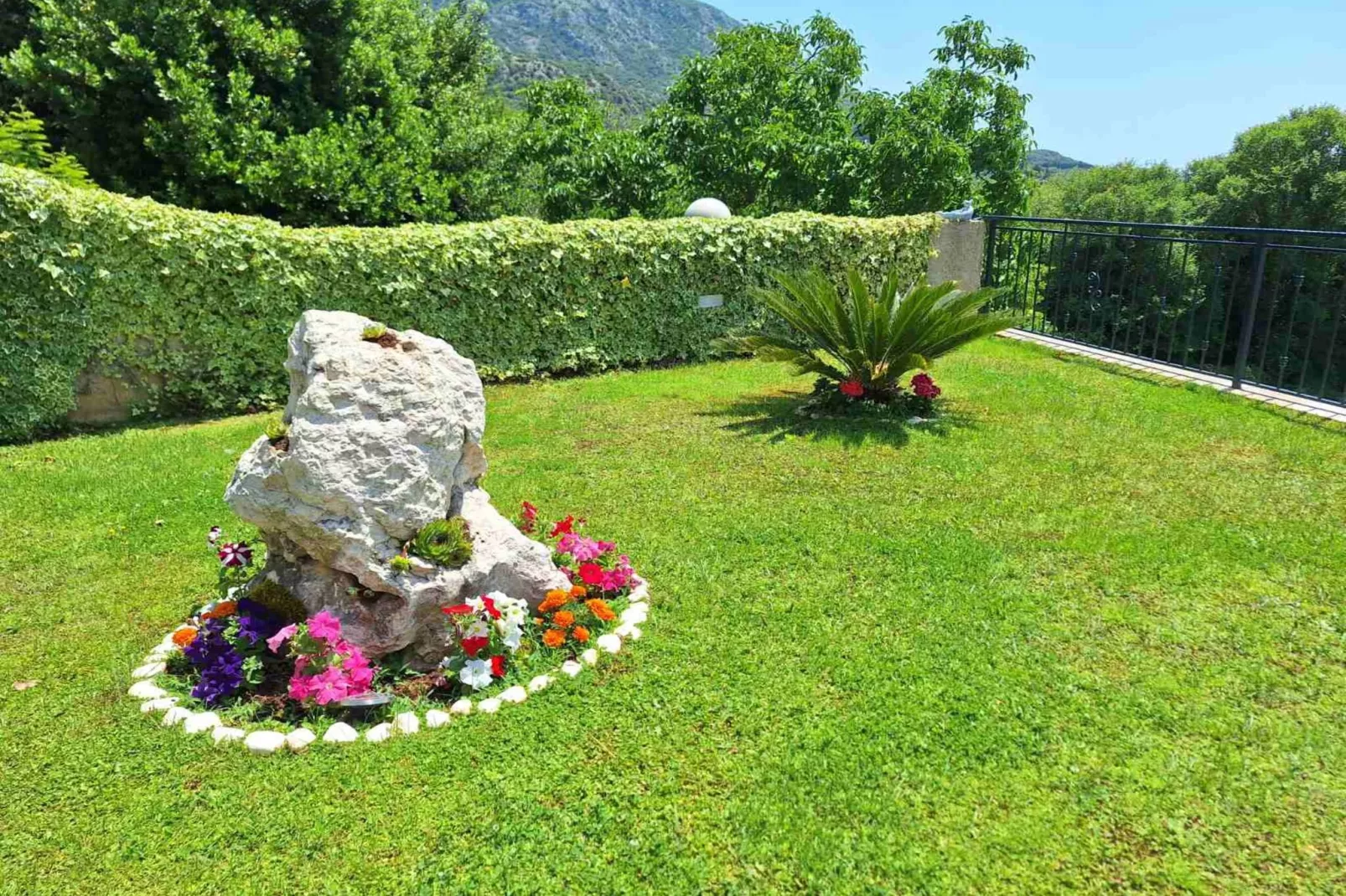 Villa Falcon Rook - Four-Bedroom Villa with Terrace and Swimming Pool-Jardins en été