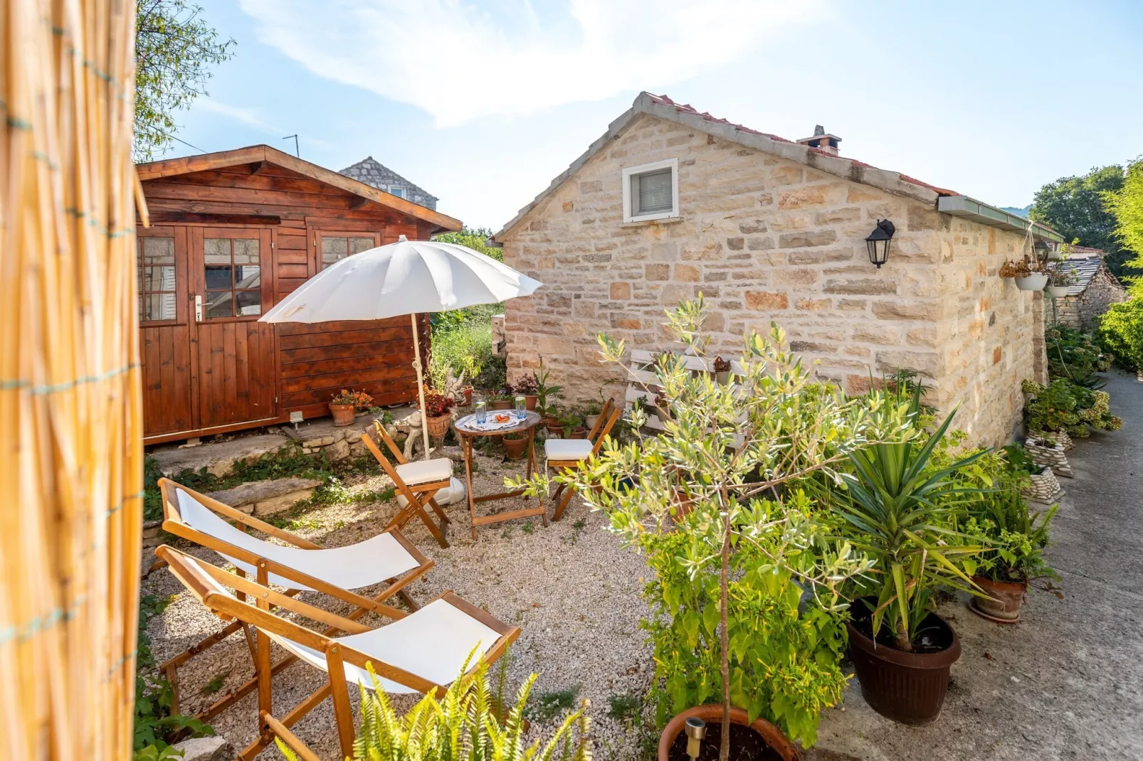 Stone House Harmony -Studio Apartment with Patio and Garden View ( 2 )-Im Freien