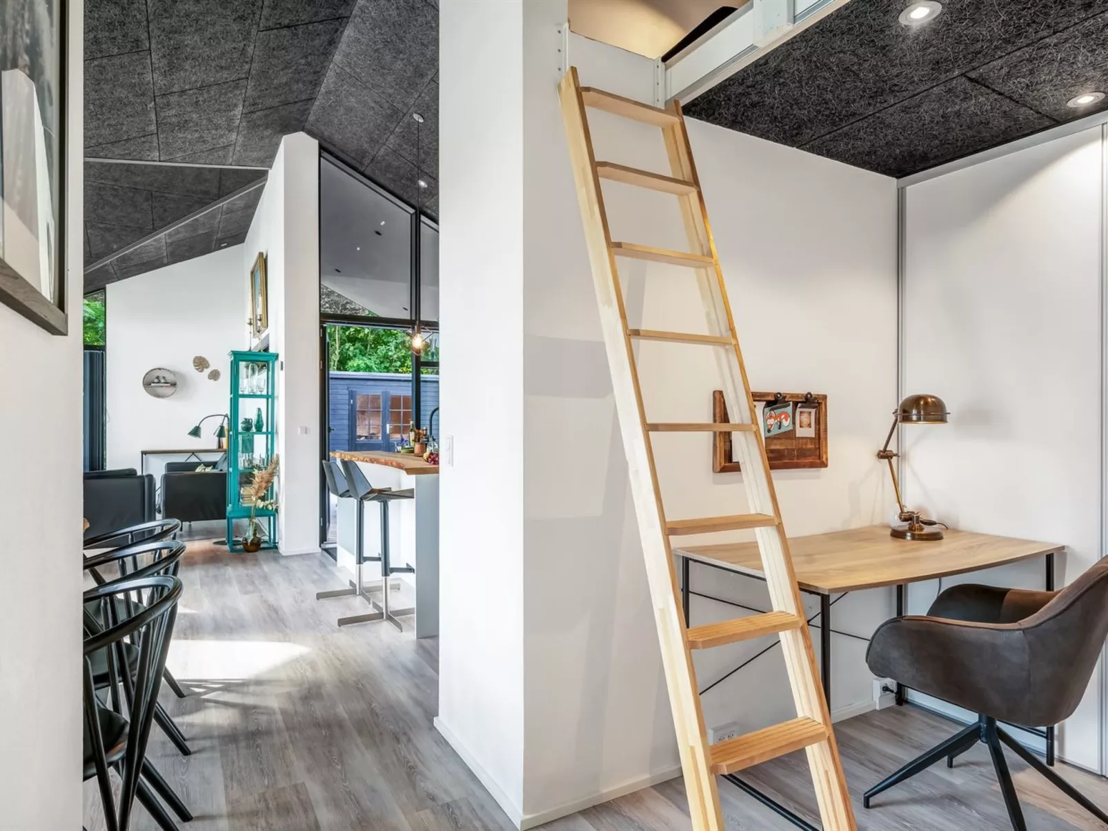 "Jahn" - 250m to the fjord-Drinnen