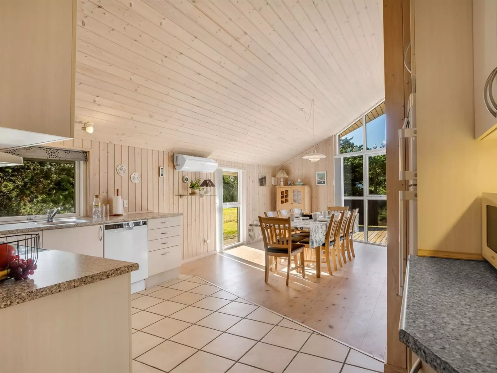 "Skrollan" - 200m to the fjord-Inside