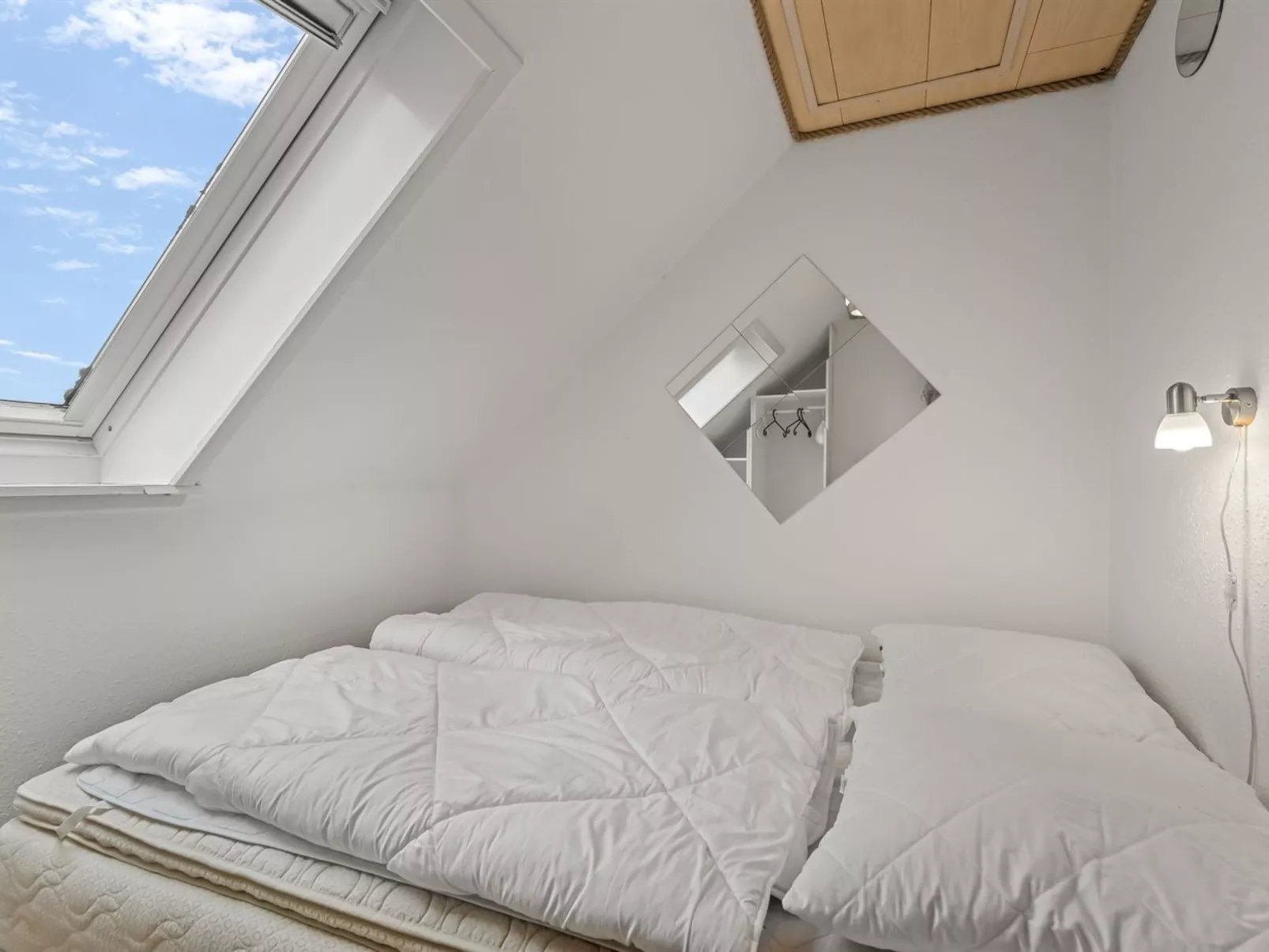 "Trpana" - 1km to the fjord-Drinnen