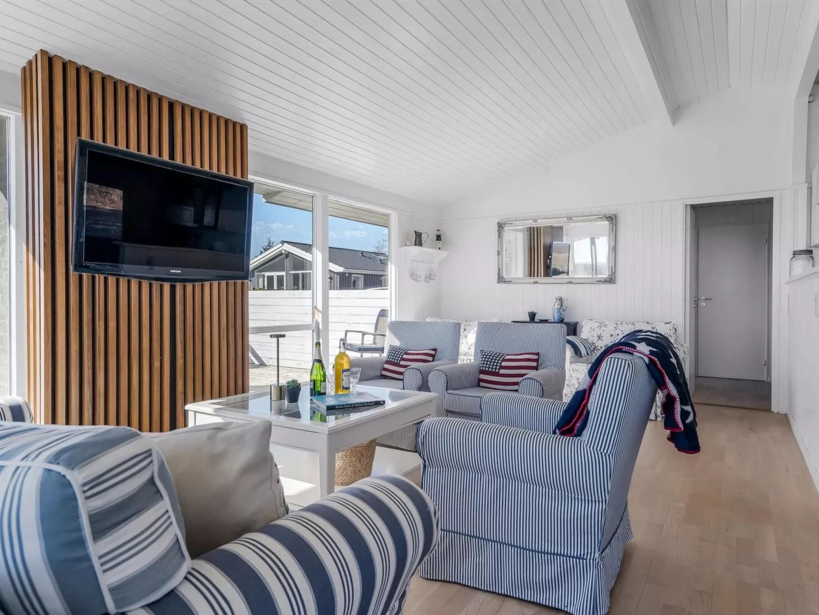 "Jaike" -  from the sea-Drinnen