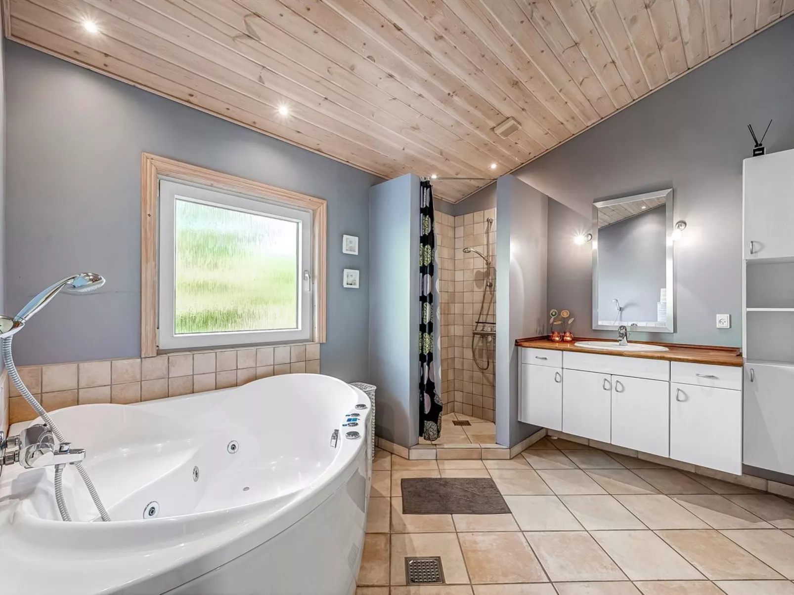 "Efka" - 600m to the fjord-Dedans