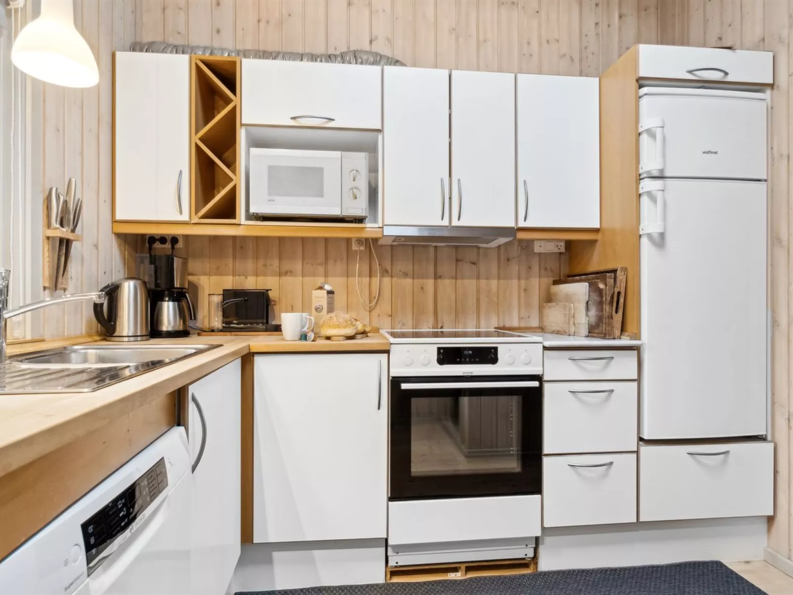 "Arent" - 1.1km from the sea-Inside