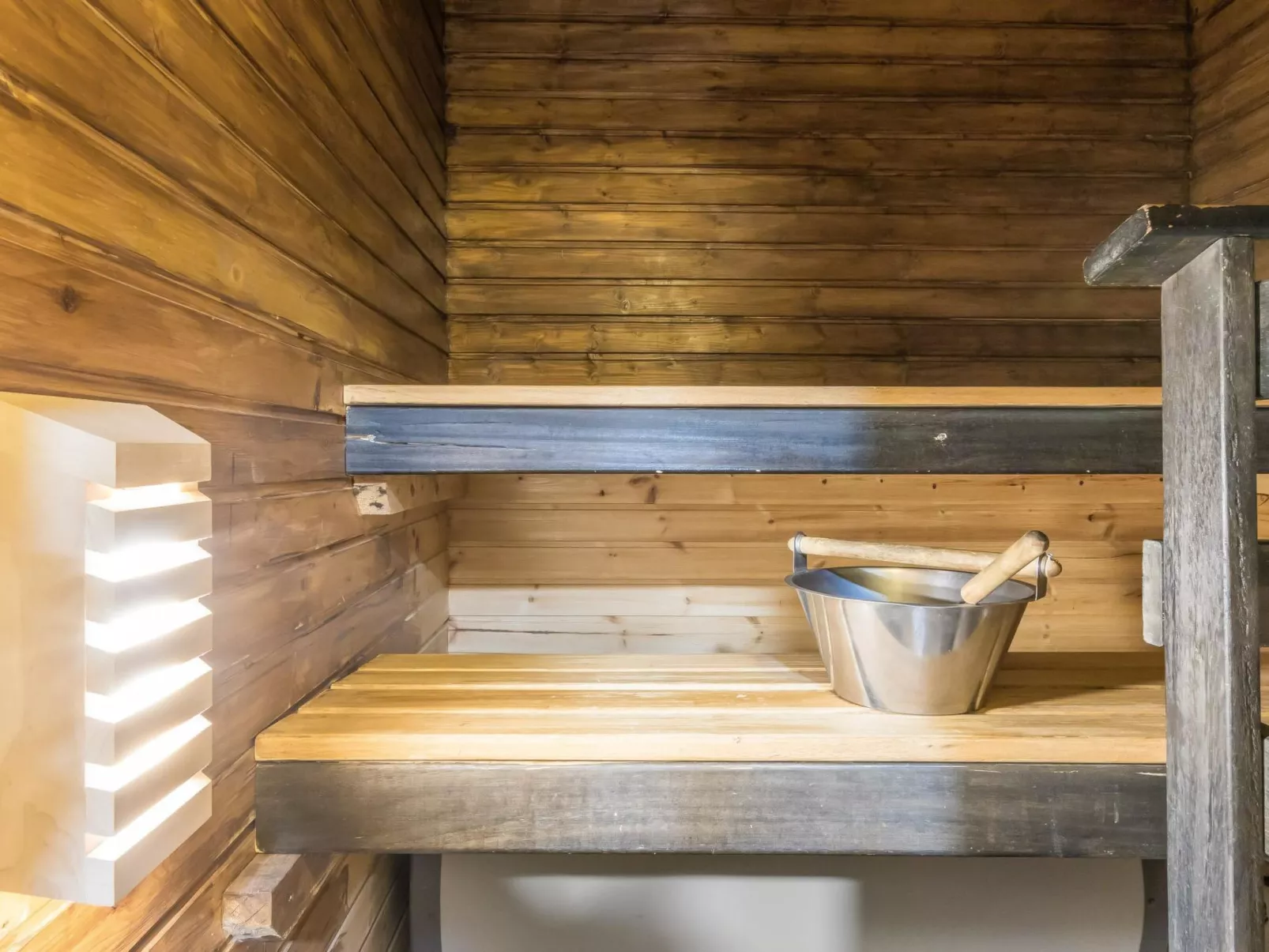 Mötönpesä 2-Drinnen