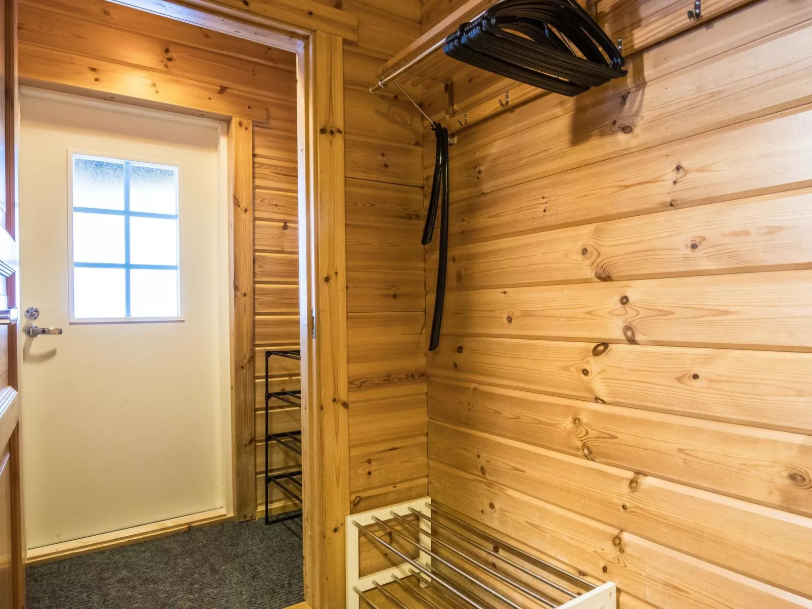 Lomaylläs f79 /palovaarankaarre 18b-Drinnen