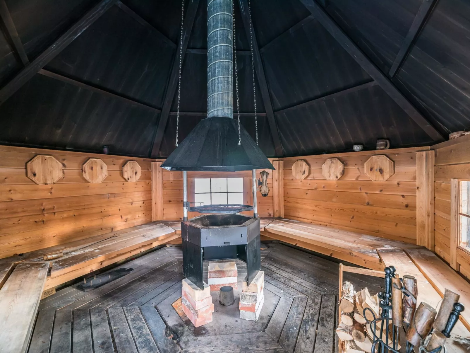 Kuukkelintupa 1-Drinnen