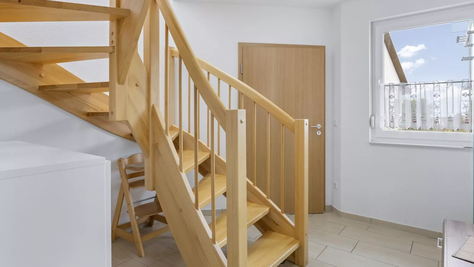 Stranddistel links mit Sauna-Empfangshalle