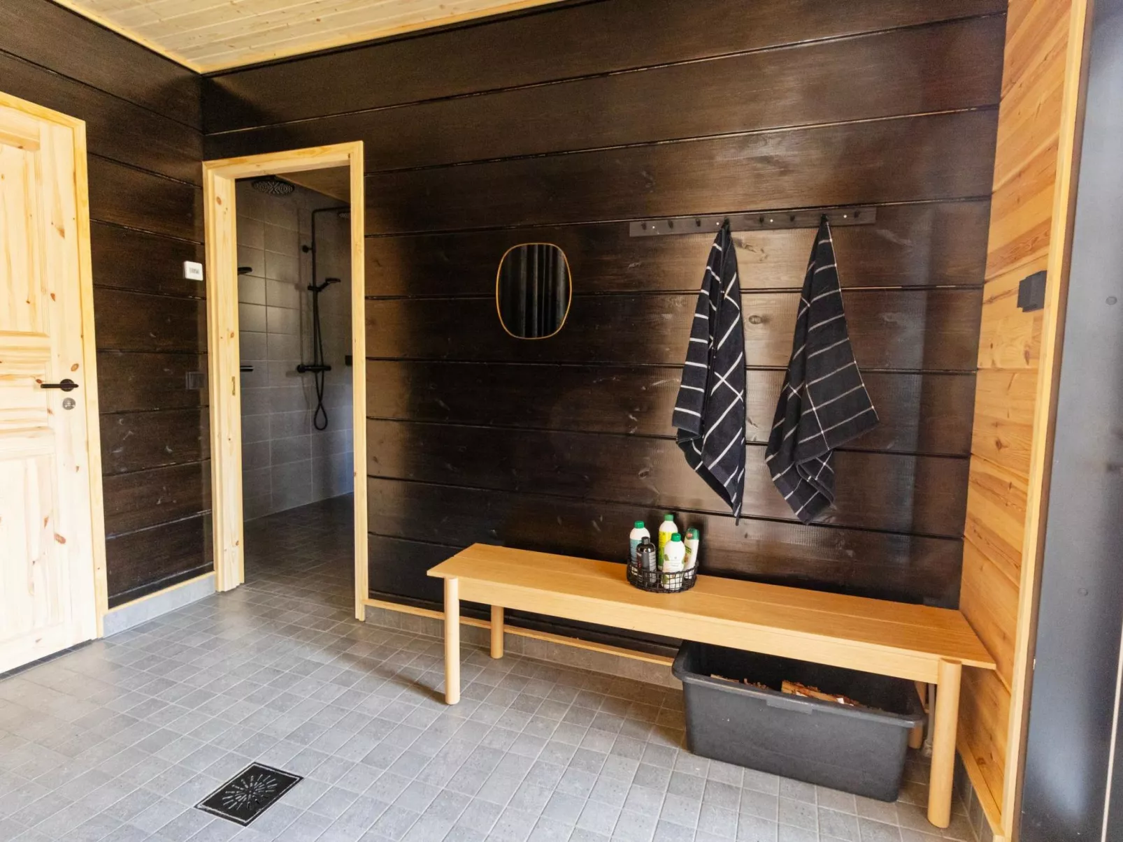 Sallan kuukkeli-Dedans