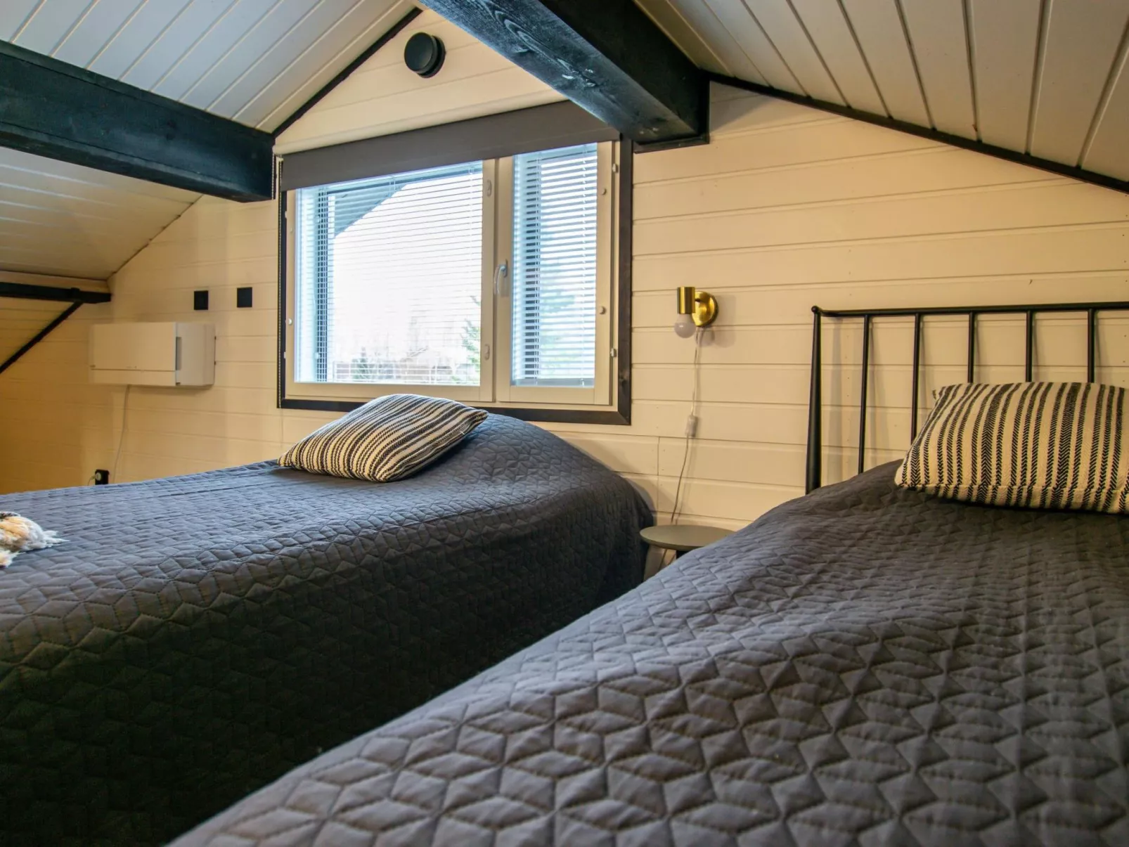 Aurinkopaikka-Dedans