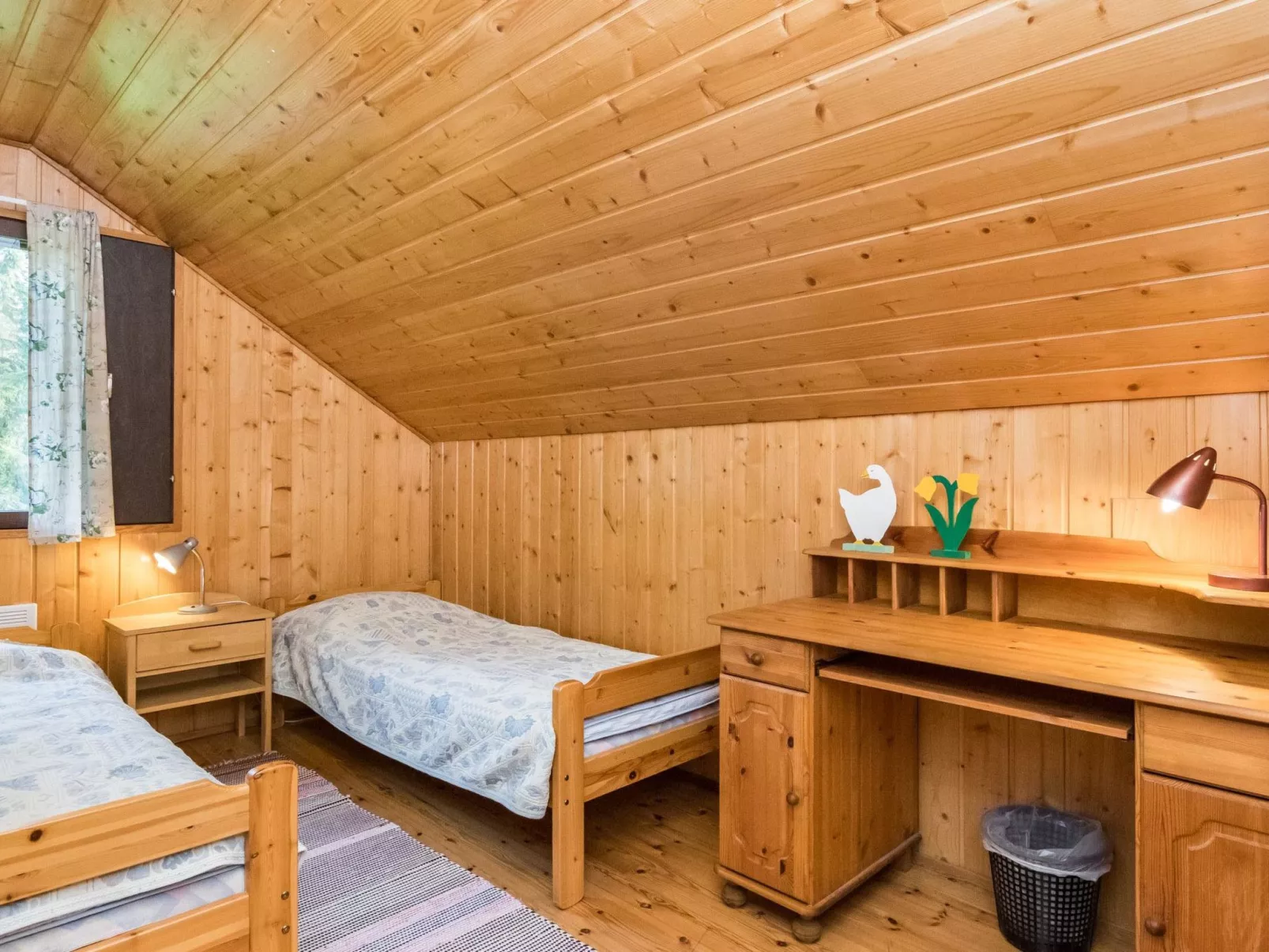 Aurinkopaikka-Dedans