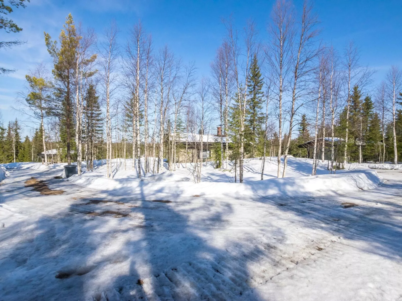 Mustalampi 5 satakieli-Dedans