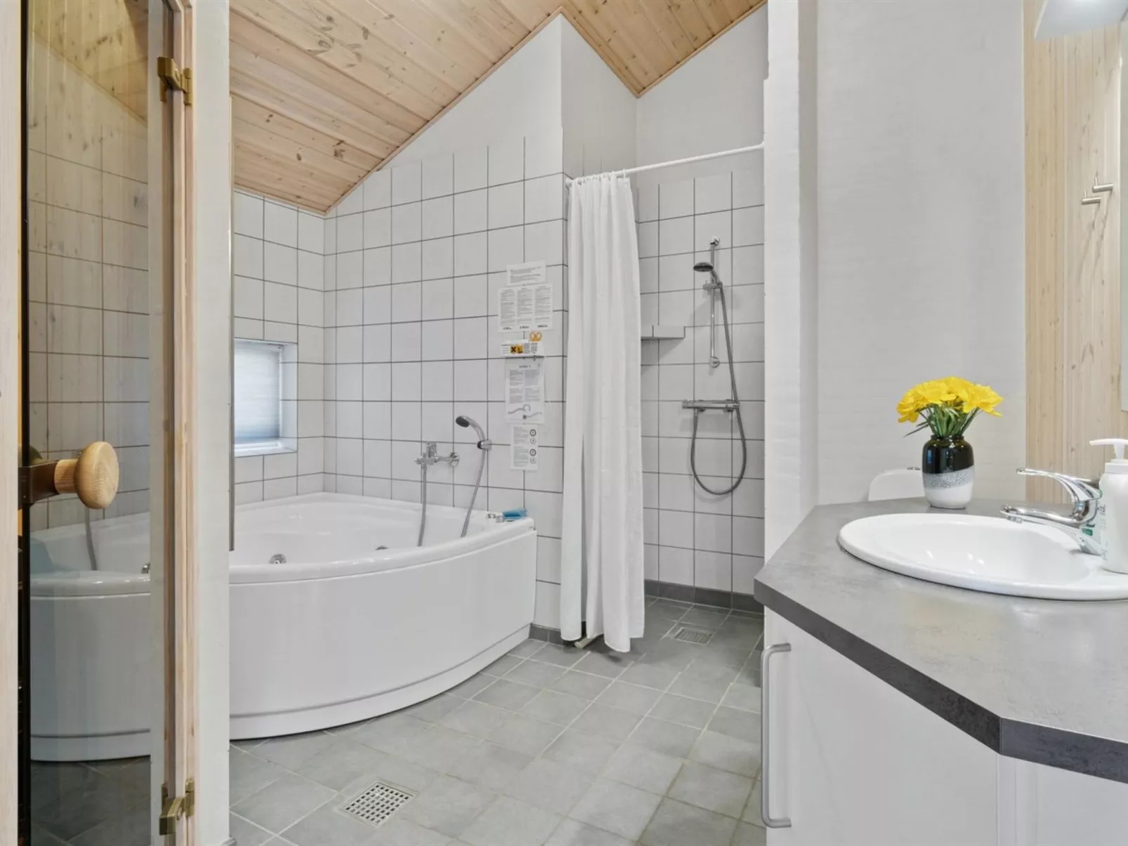 "Edna" - 500m from the sea-Drinnen