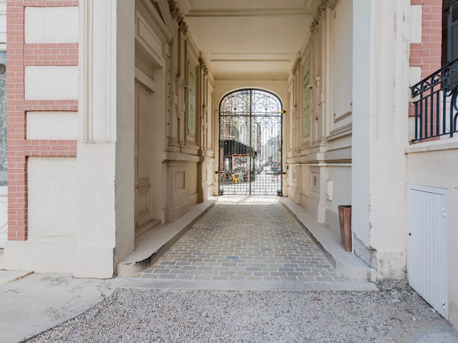 L'hôtel de Paris-Outside