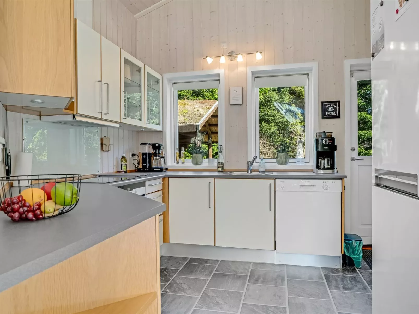 "Atti" - 500m to the fjord-Drinnen