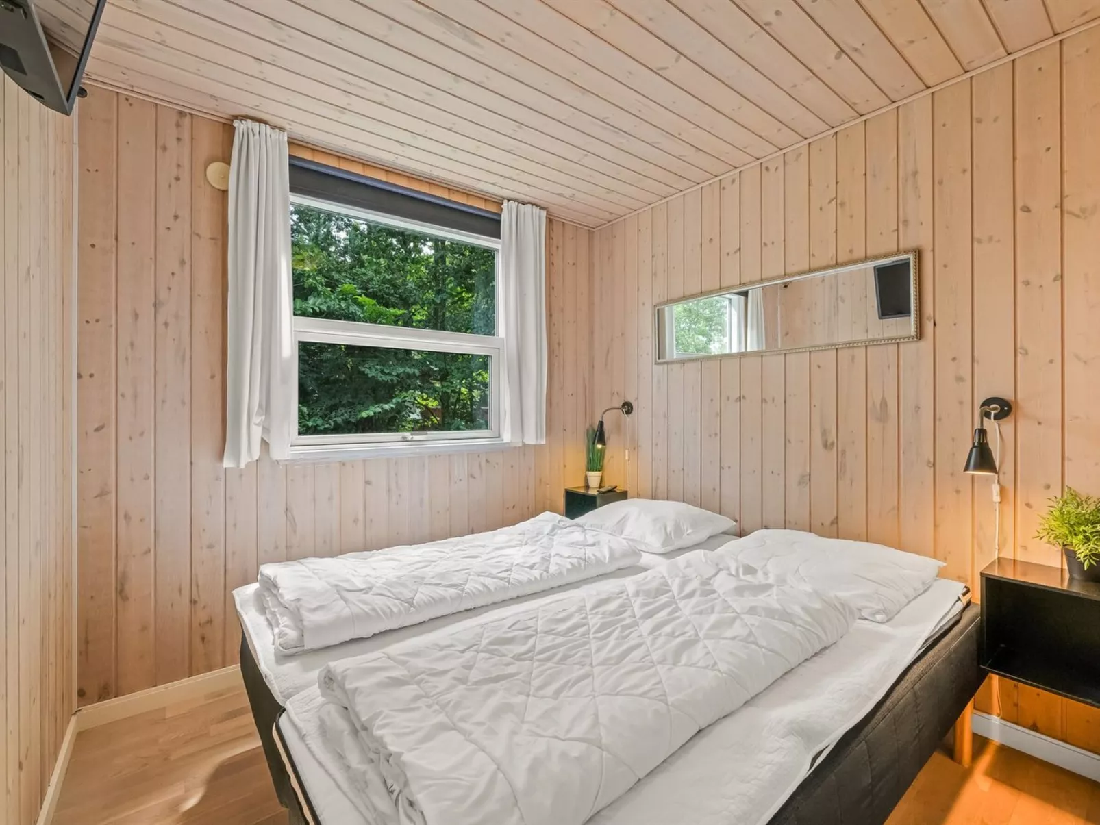 "Mina" - 600m to the fjord-Drinnen