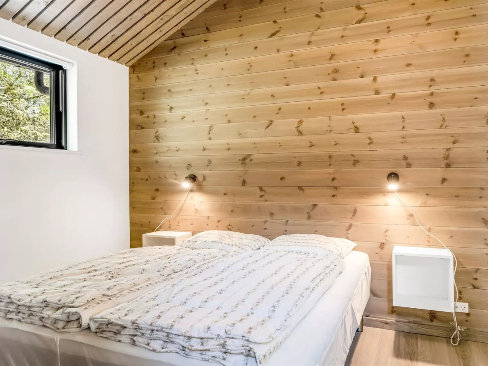 "Arbnora" -  from the sea-Dedans