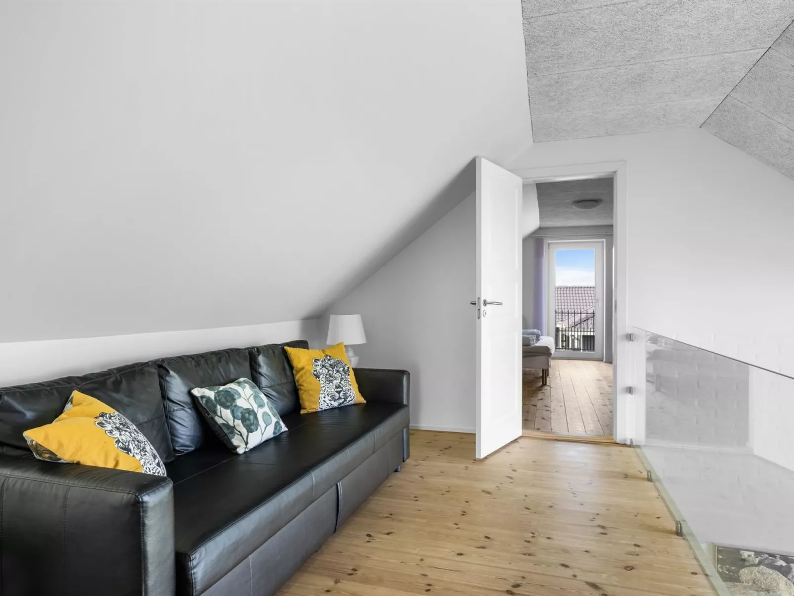 "Ung" - 460m from the sea-Inside