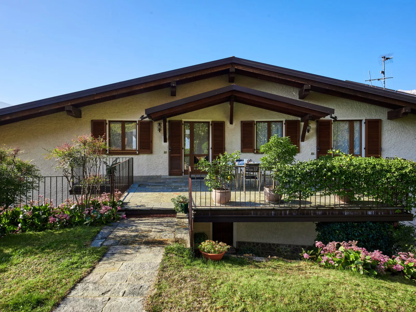 Bellavista (GRV240)-Outside