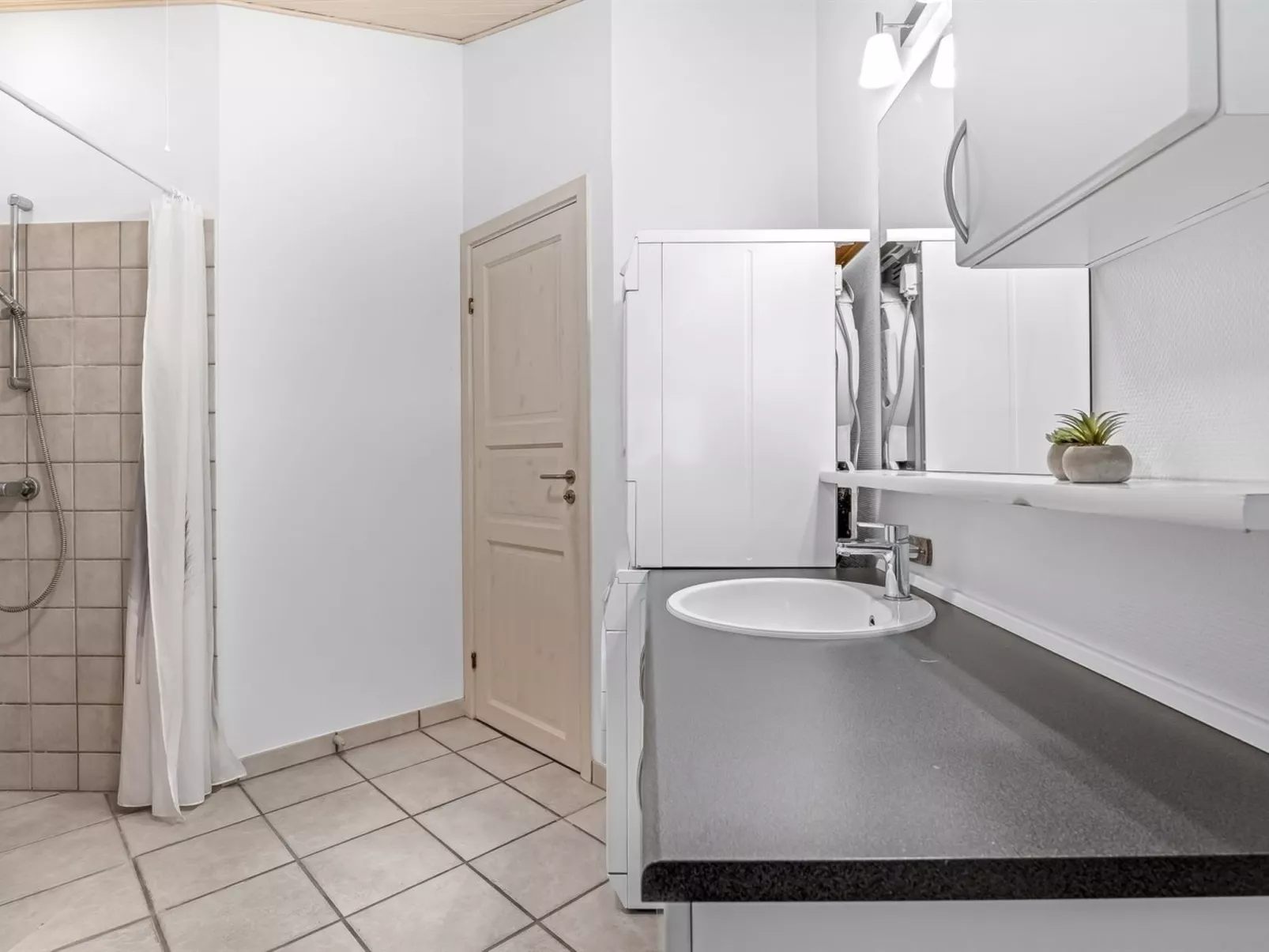 "Batsha" - 1.7km from the sea-Dedans