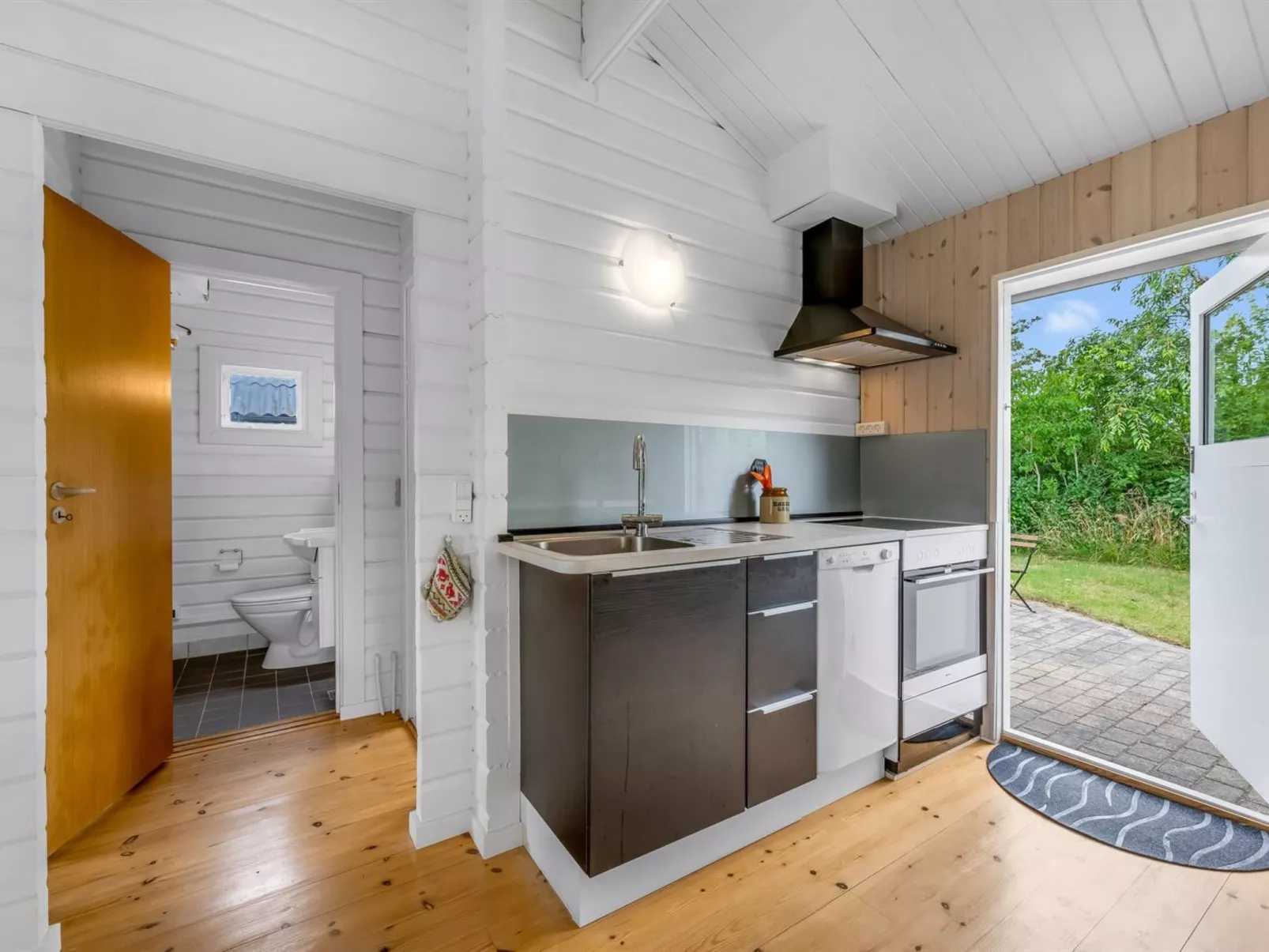 "Blesse" - 500m to the fjord-Drinnen