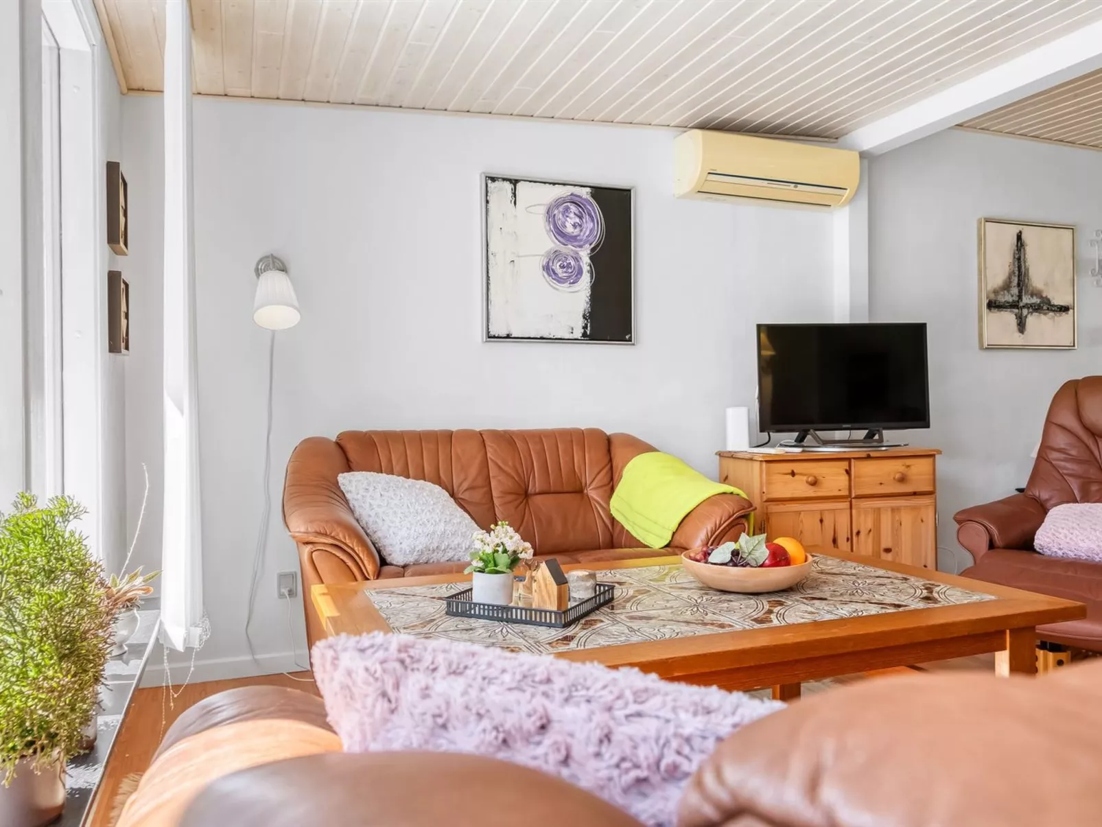 "Sallie" - 500m to the fjord-Drinnen