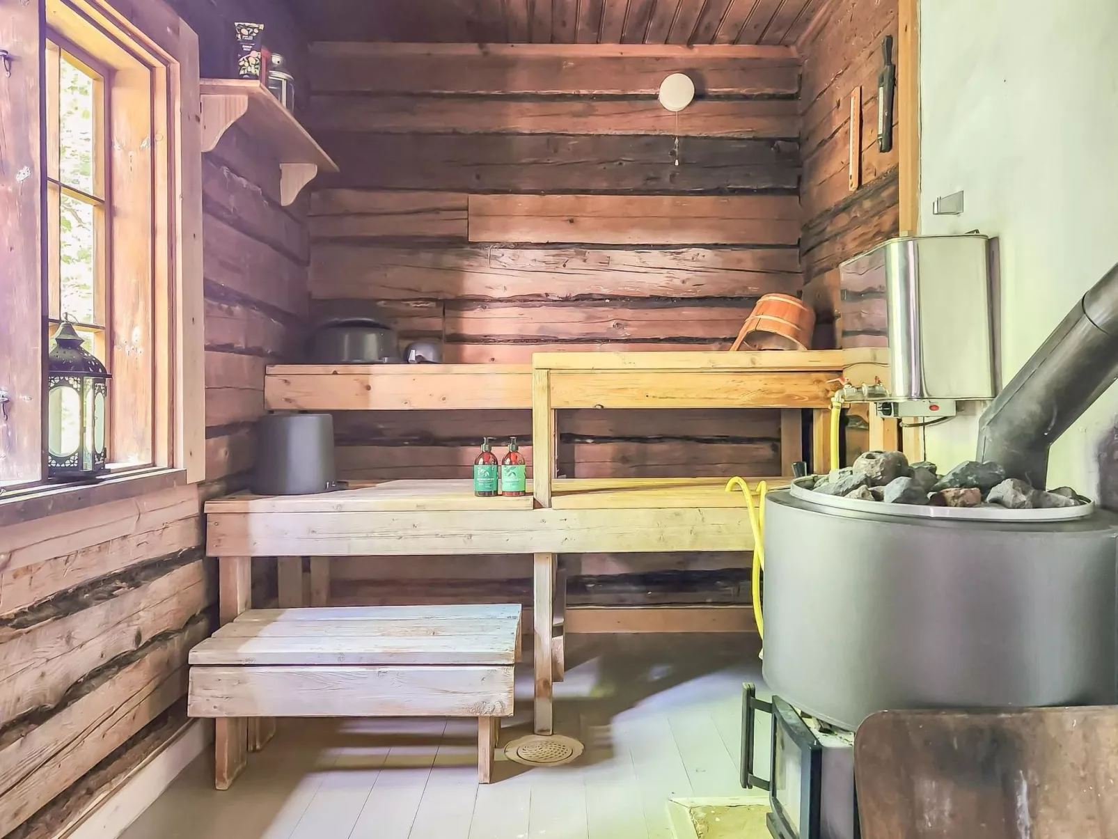 Den lilla röda stugan-Drinnen