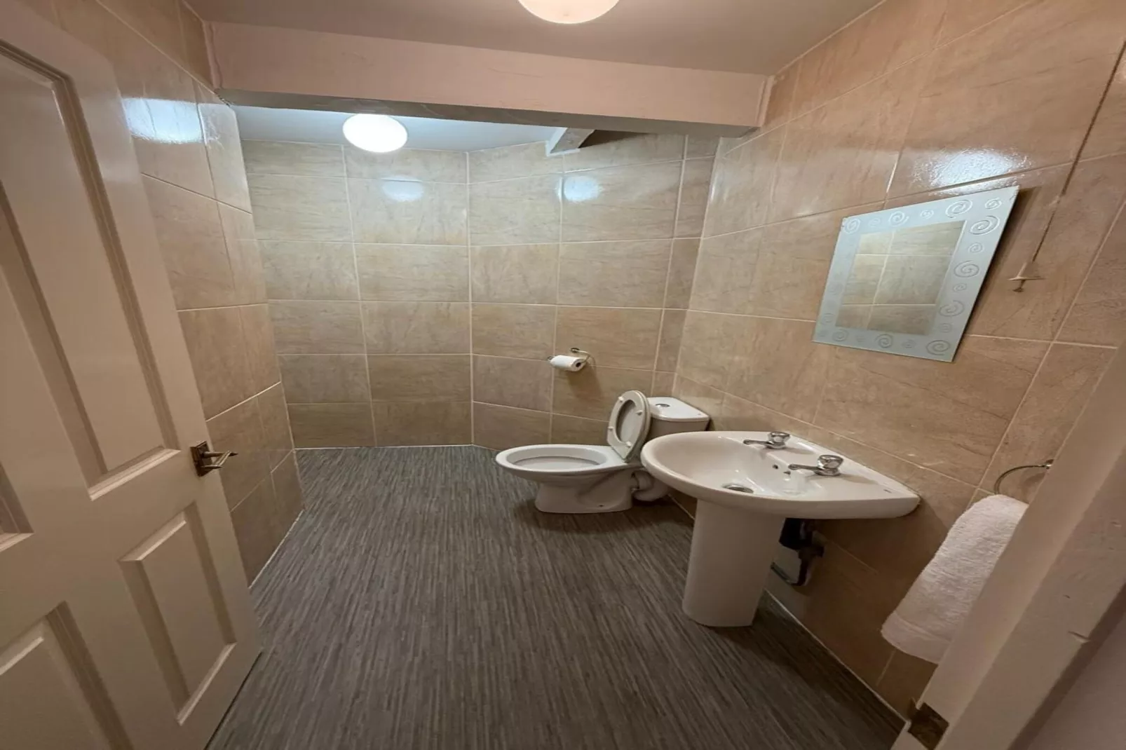 Standard Twin Room-Bathroom