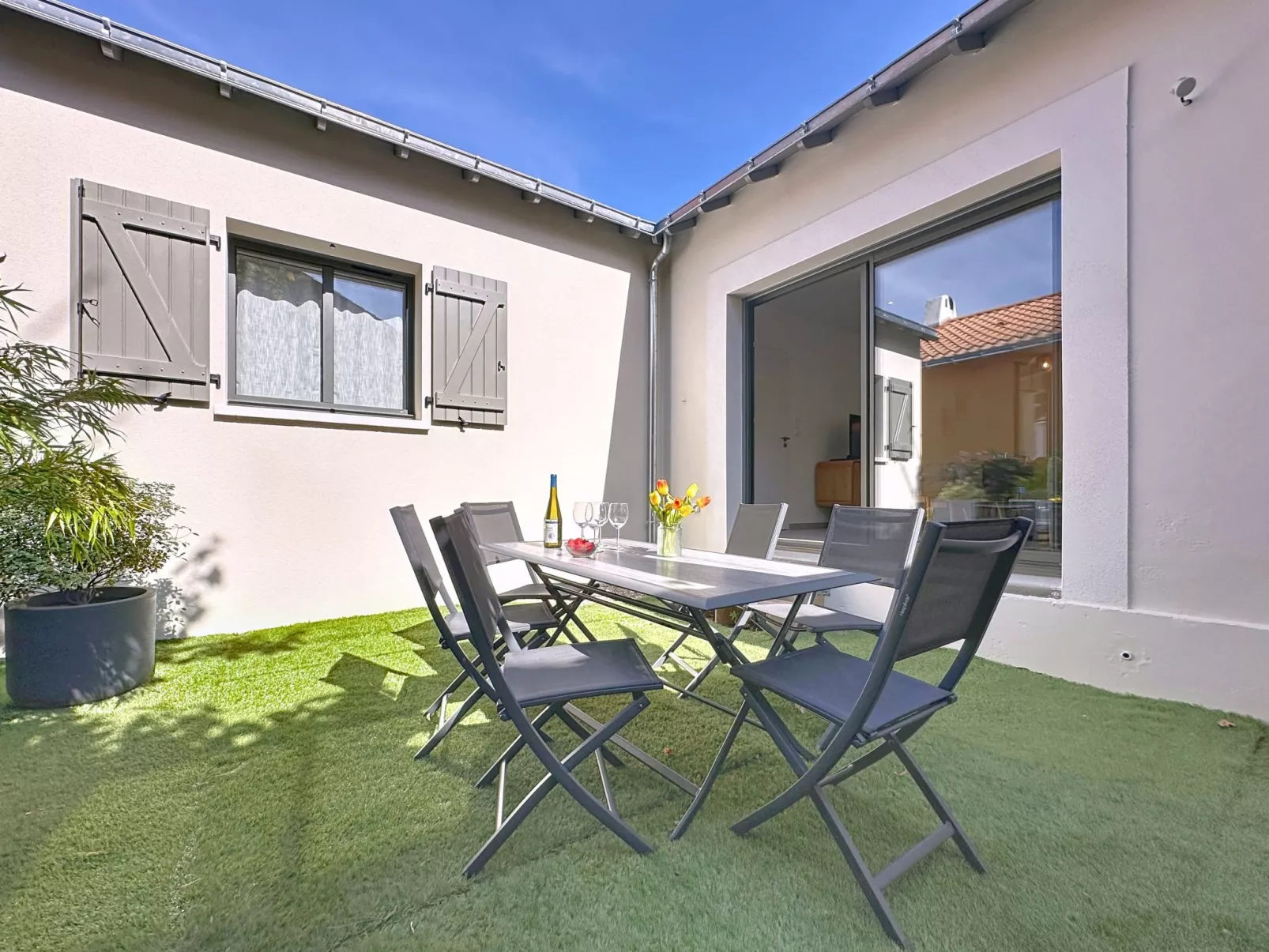 Les Musardises-Outside