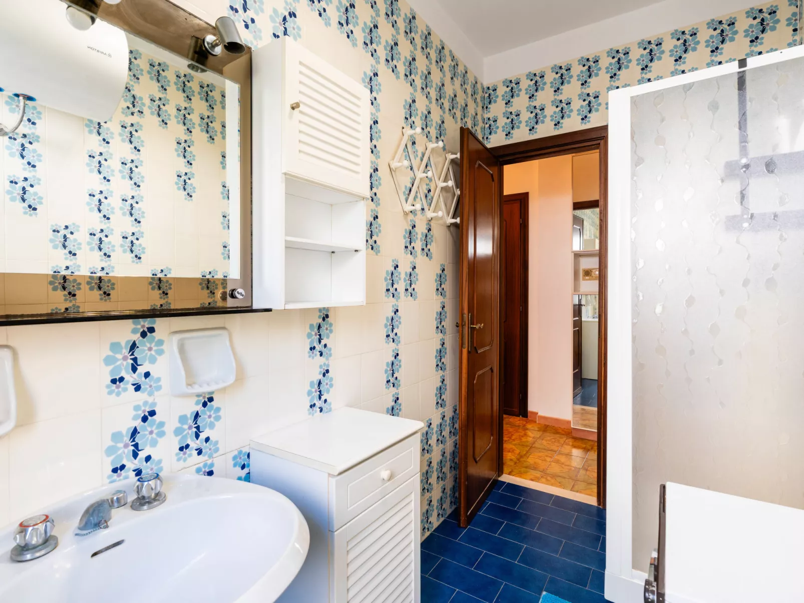 Due passi dal mare-Drinnen