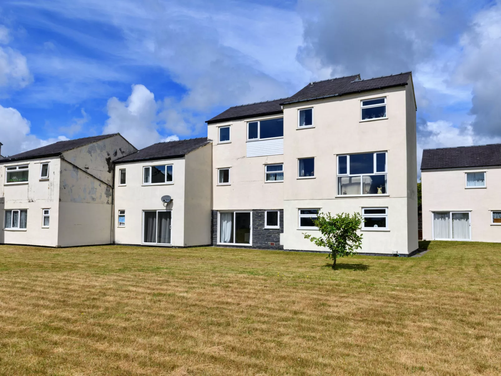 Golygfa o'r Castell - Castle Views-Dehors