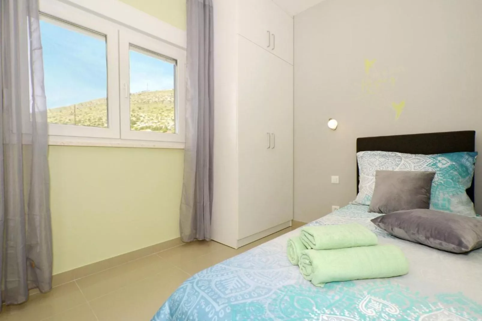 Apartment Sunshine Trogir - Three Bedroom Apartment with Balcony-Chambre