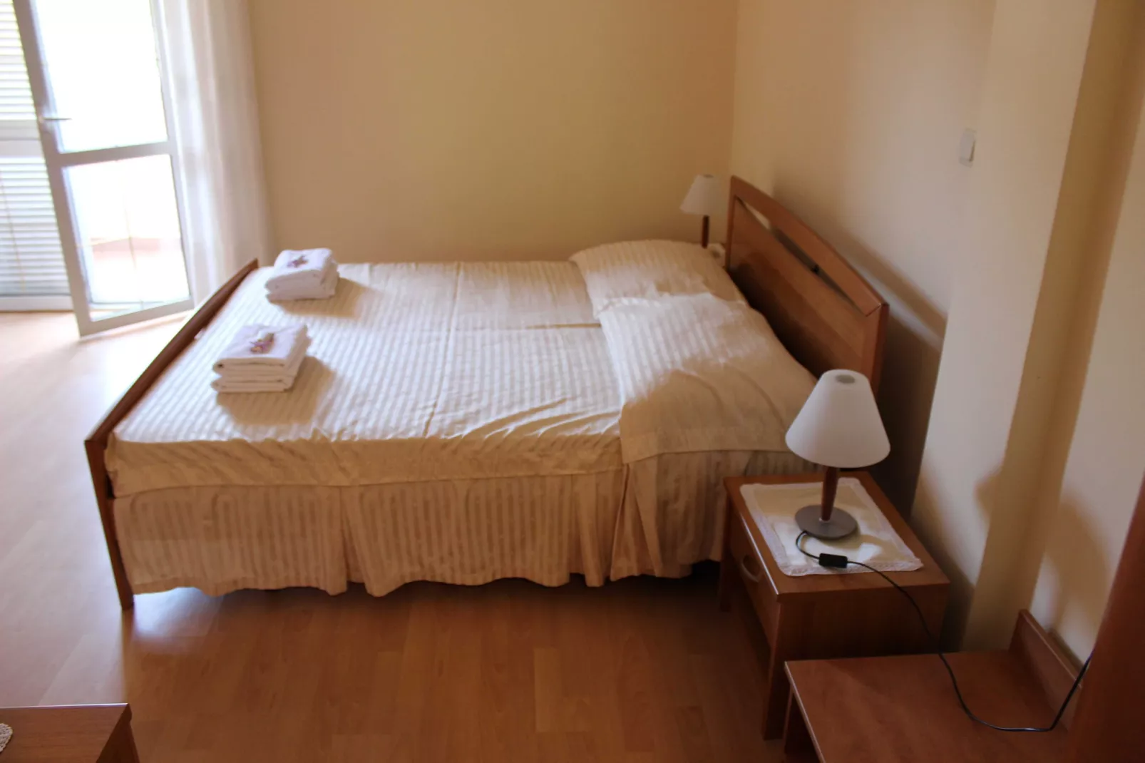 Guest House Villa Anggela - Triple room with Balcony and Garden View (Br.5)-Indoor