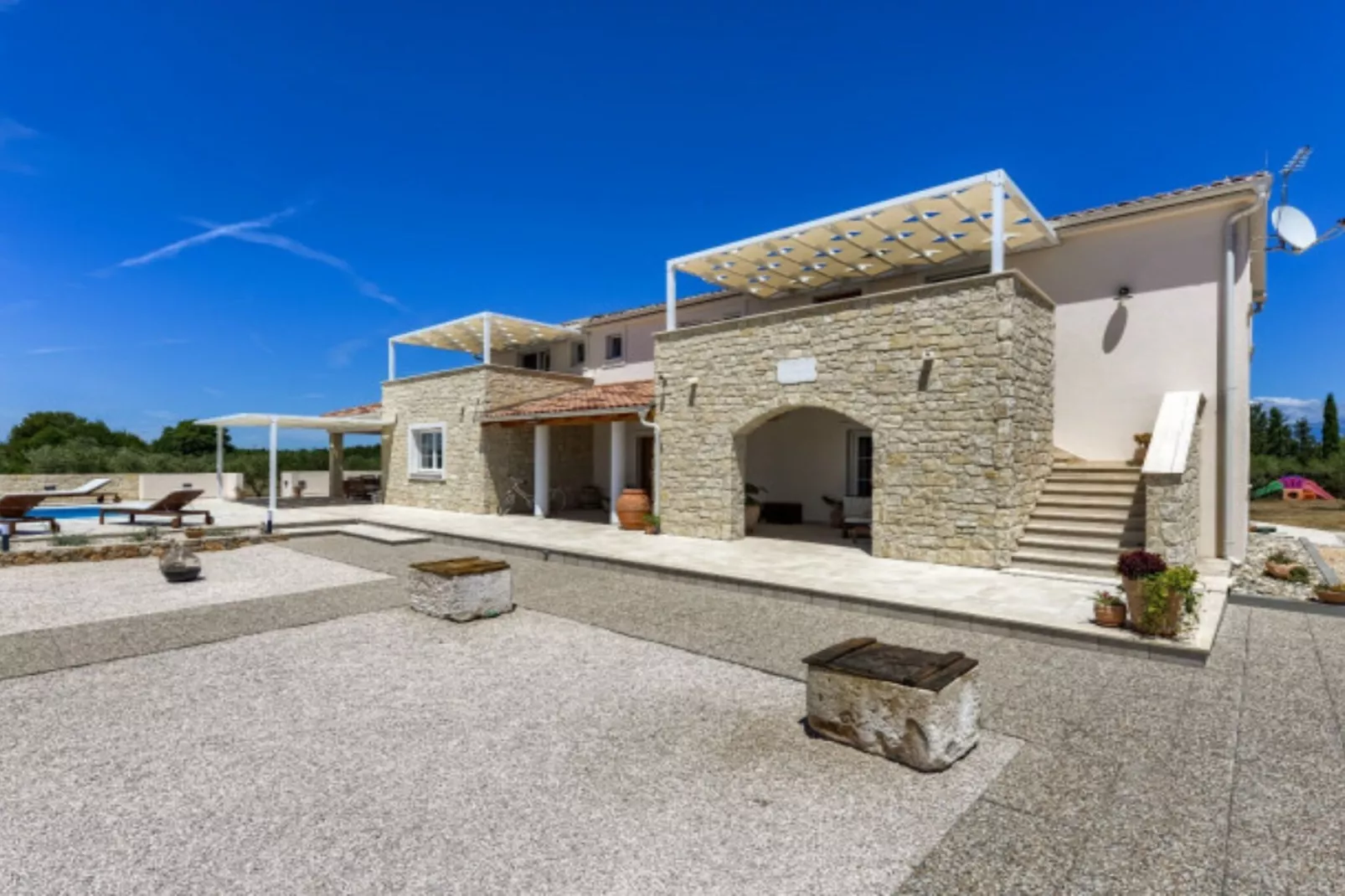 RUSTIC VILLA PEROSA WITH HEATED POOL-Im Freien