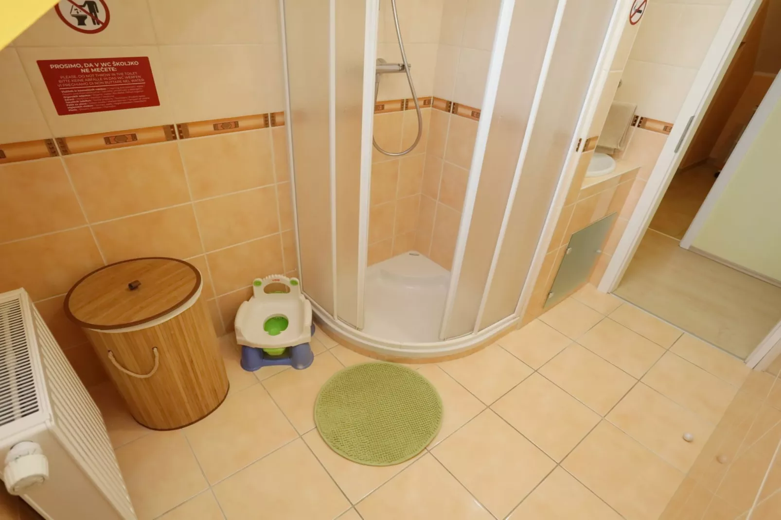 Elegant and Stylish Retreat Apartments with Terrace - Three Bedroom Apartment with Terrace-Salle de bain