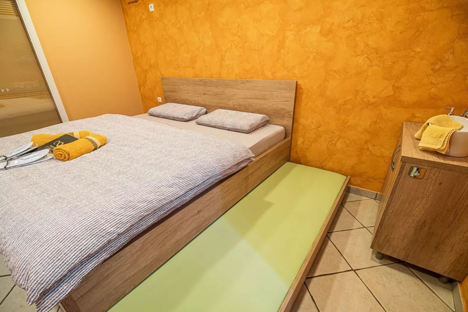 Elegant and Stylish Retreat Apartments with Terrace - Two Bedroom Apartment with Terrace-Chambre