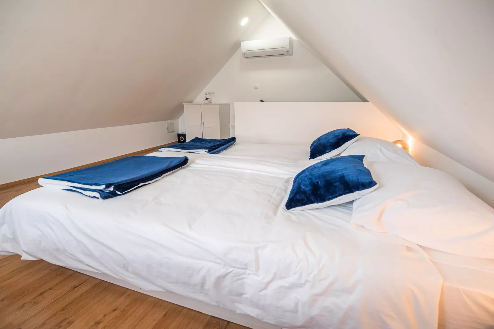 Mountain View Haven Apartments - One Bedroom Apartment  with Balcony-Schlafzimmer