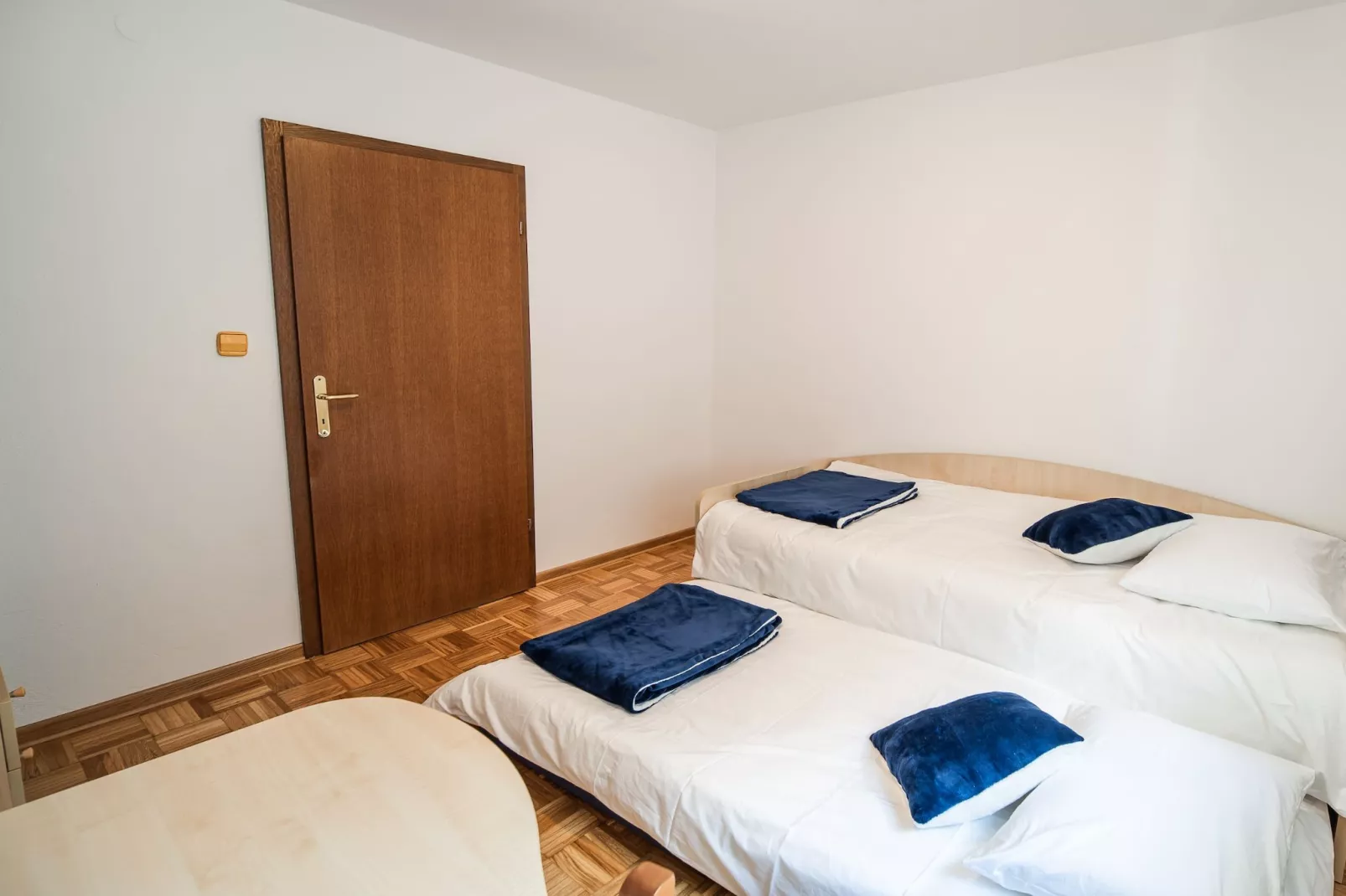 Mountain View Haven Apartments - Two Bedroom Apartment with Balcony-Schlafzimmer