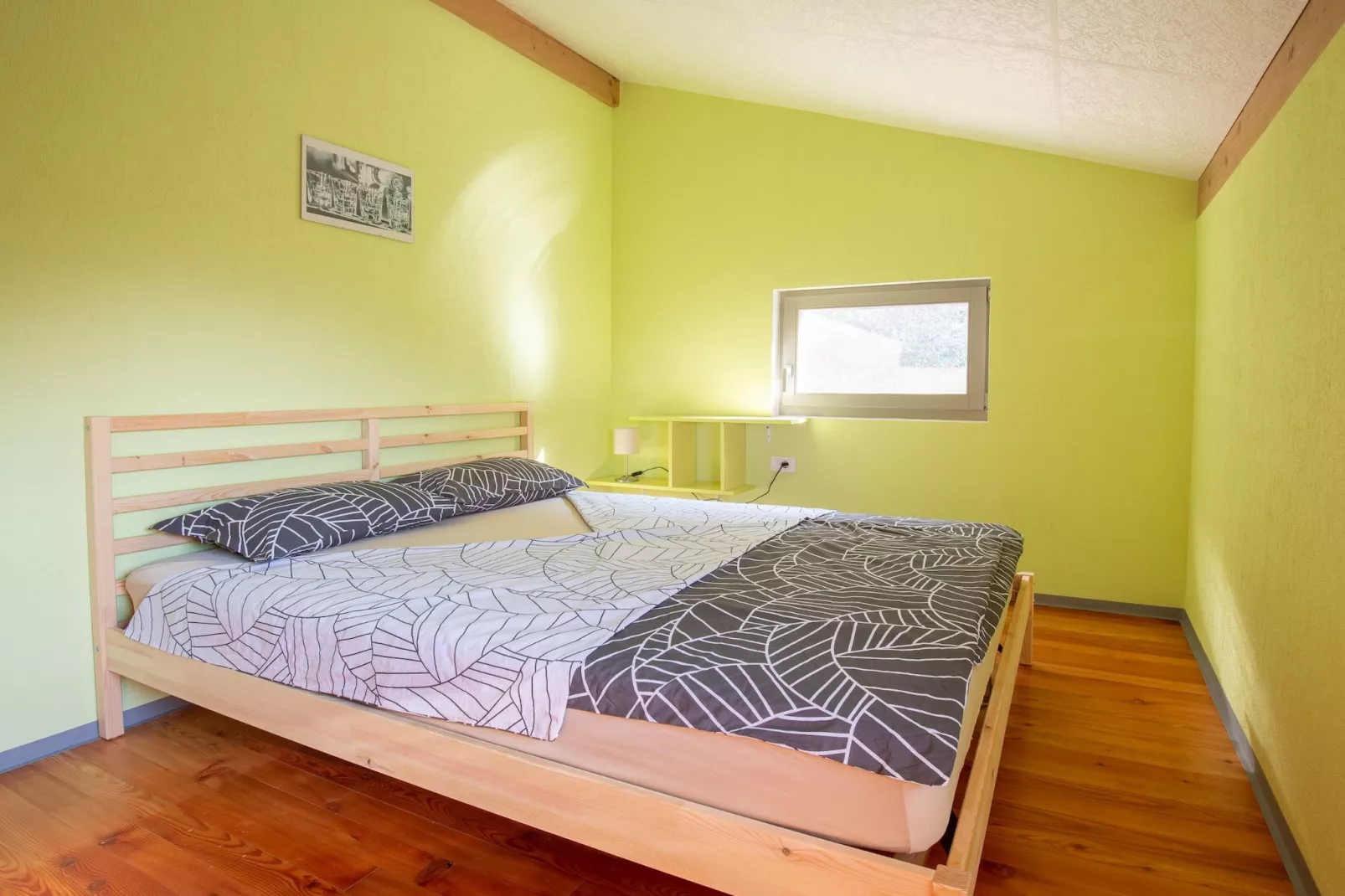 Family-Friendly Serene Retreat Holiday Home - Four Bedroom Holiday Home  with Terrace-Chambre