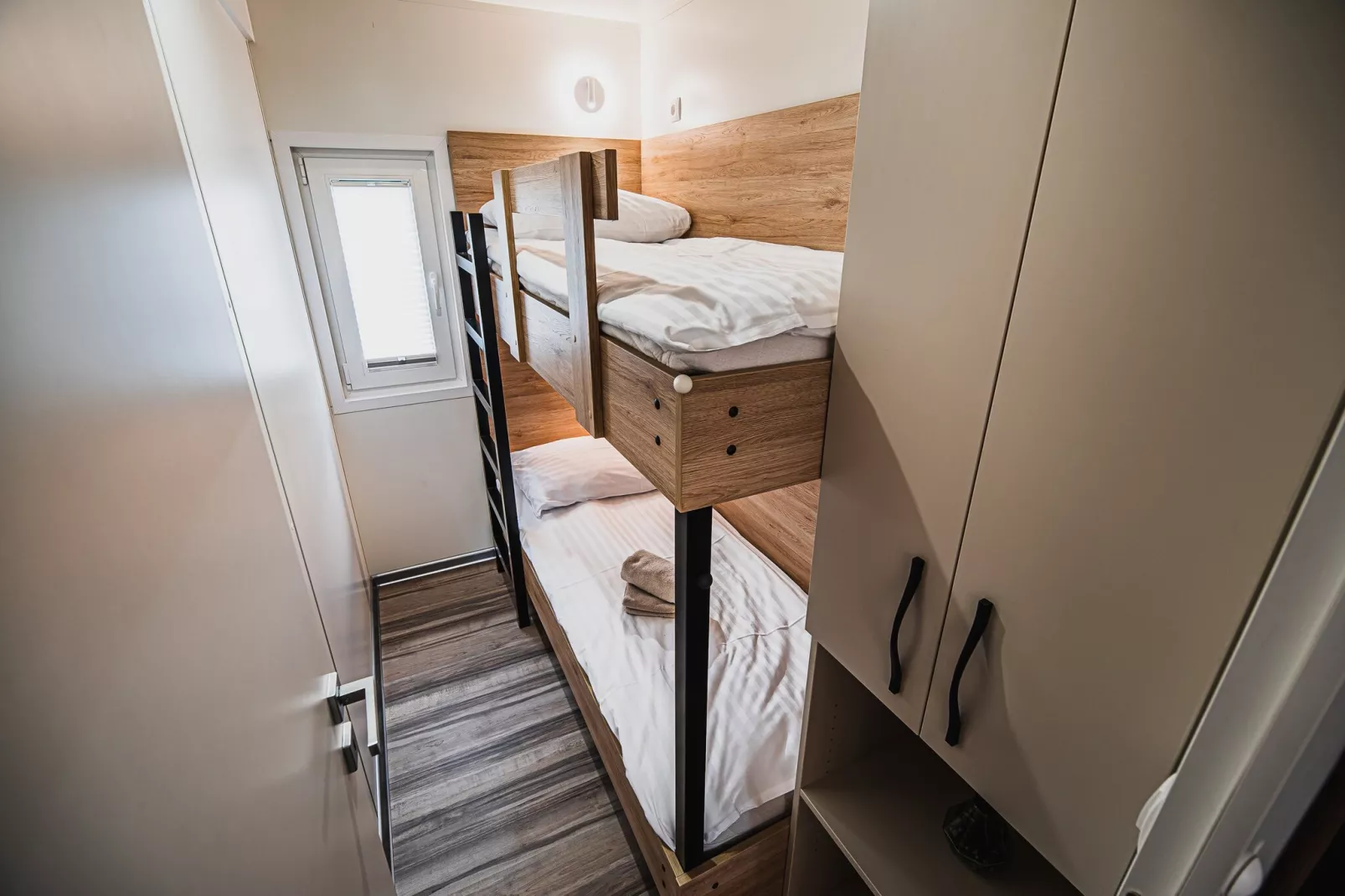 Lake Serenity Premium Mobile Homes with Thermal Riviera Tickets - Three Bedroom Mobile Home 15\/028 - Chambre