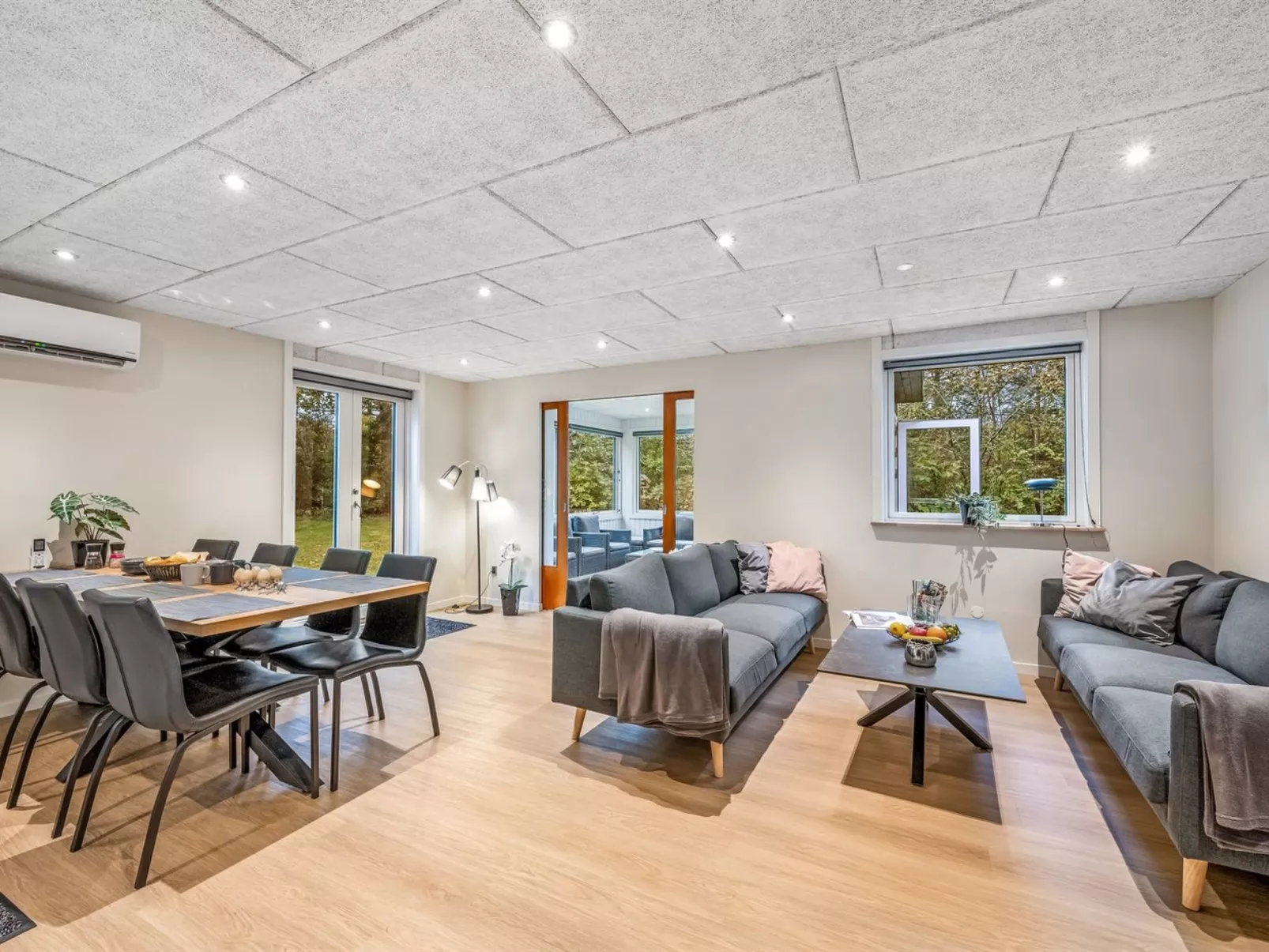 "Naia" - 300m to the fjord-Drinnen