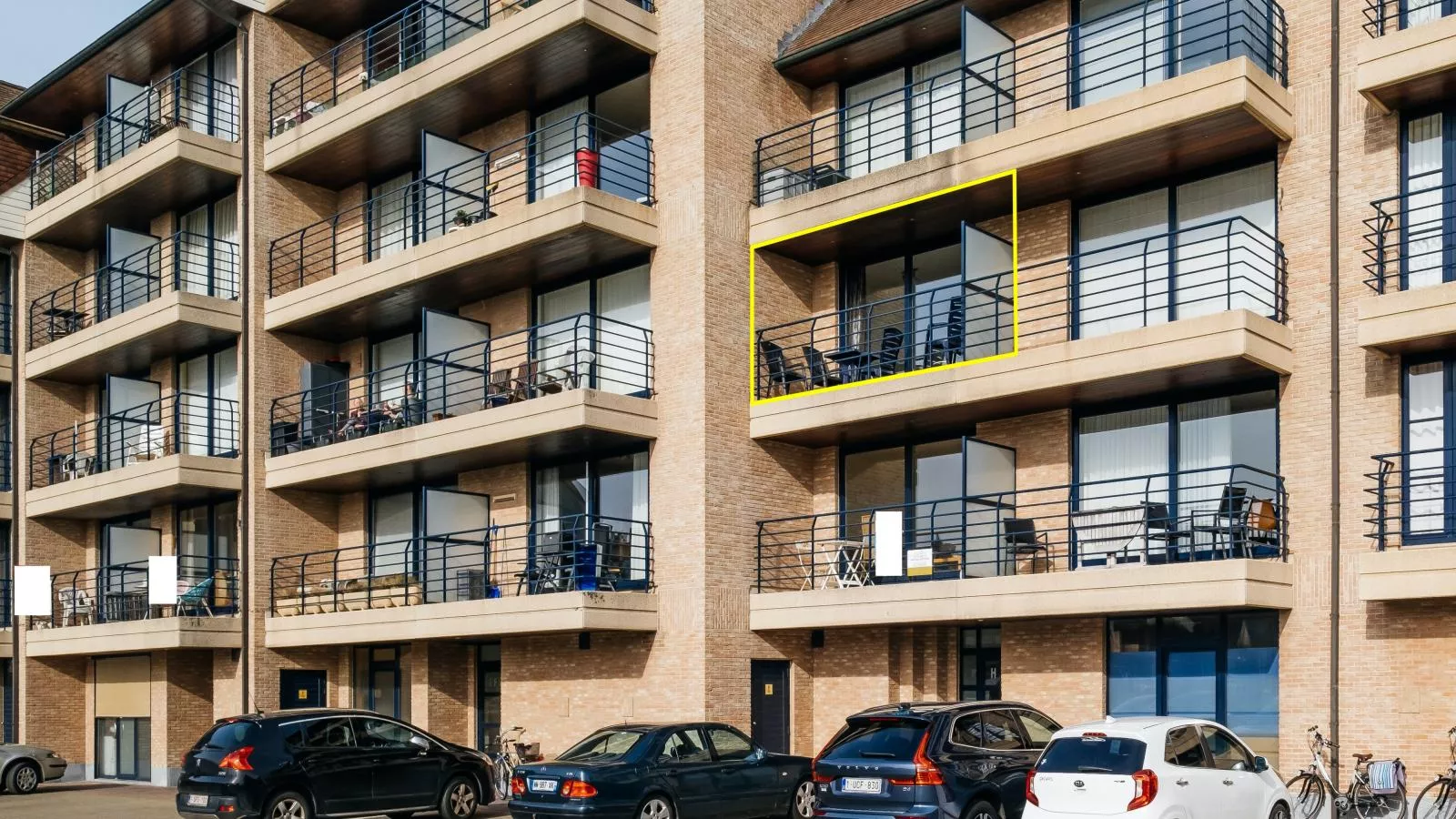 Cat Tweede-Exterior in summer