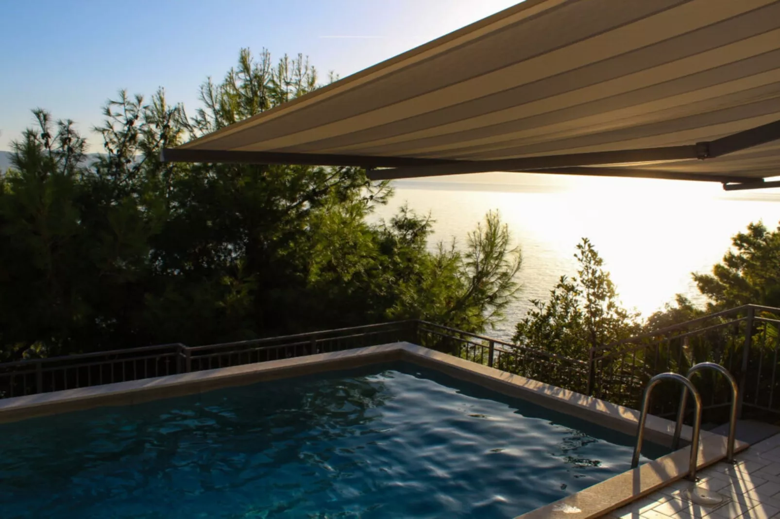 Seafront Apartment Sea Relax with Private Pool - Two Bedroom Apartment with Sea View  and Private Pool-Swimming pool