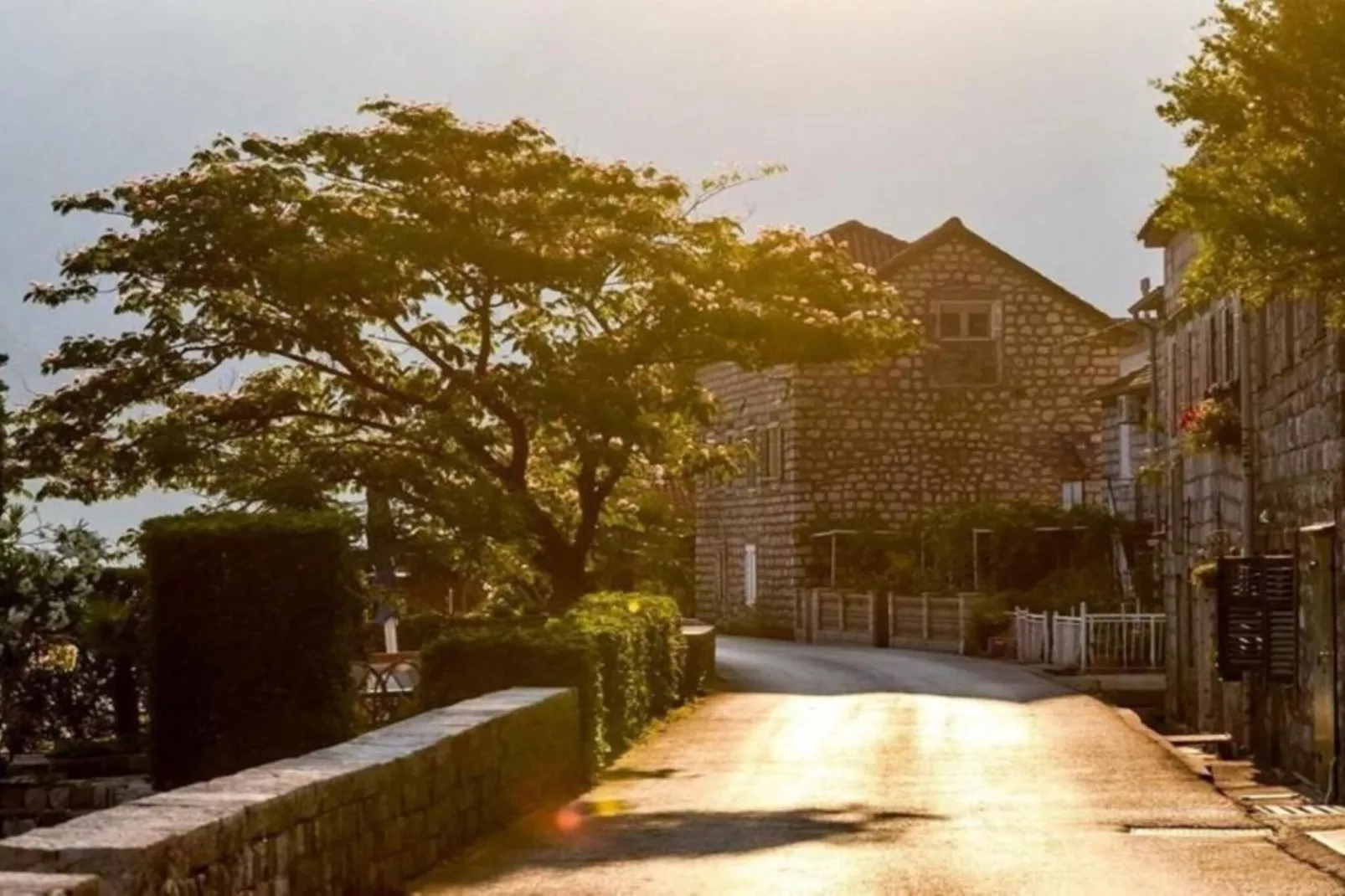 Charming Seaside Escape in Kotor - One Bedroom Apartment with Sea View 2-Im Freien