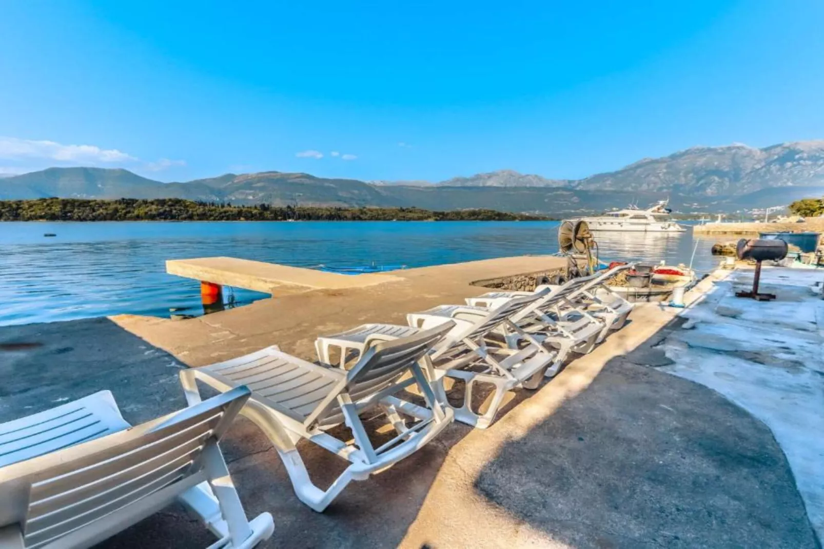 Beachfront Escape – Steps from the Crystal-Clear Sea - One Bedroom Apartment 2-Ambiente